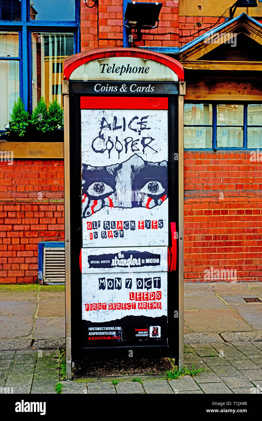 Telefon stand mit Werbung für Alice Cooper Konzert, Leeds, England Stockfoto