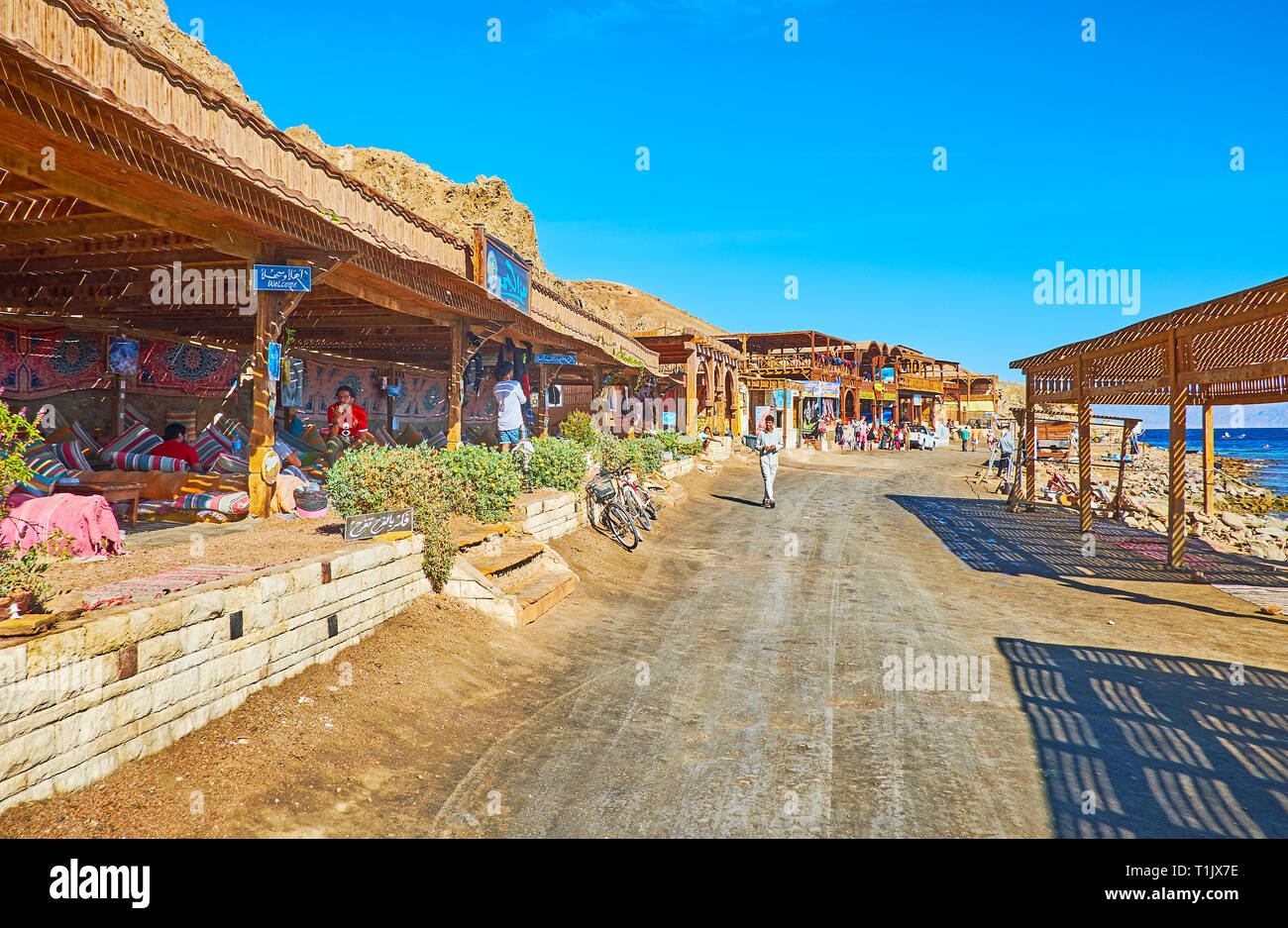 DAHAB, Ägypten - Dezember 16, 2017: Die Strandpromenade von Blue Hole - Das beliebte touristische Ort für Tauchen mit vielen open-air Cafés und Lounges, auf De Stockfoto