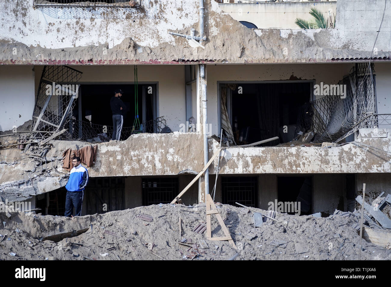 Ein Mann auf der Vorderseite eines zerstörten Gebäude nach einem israelischen Luftangriff in Gaza. Israelische Luftangriffe schlug einige Plätze über Gaza über die Nacht, die als Reaktion auf eine seltene Fernverkehr Raketenangriff aus dem palästinensischen Enklave, die ein Haus in Tel Aviv getroffen und verletzt 7 Person am Montag waren. Stockfoto