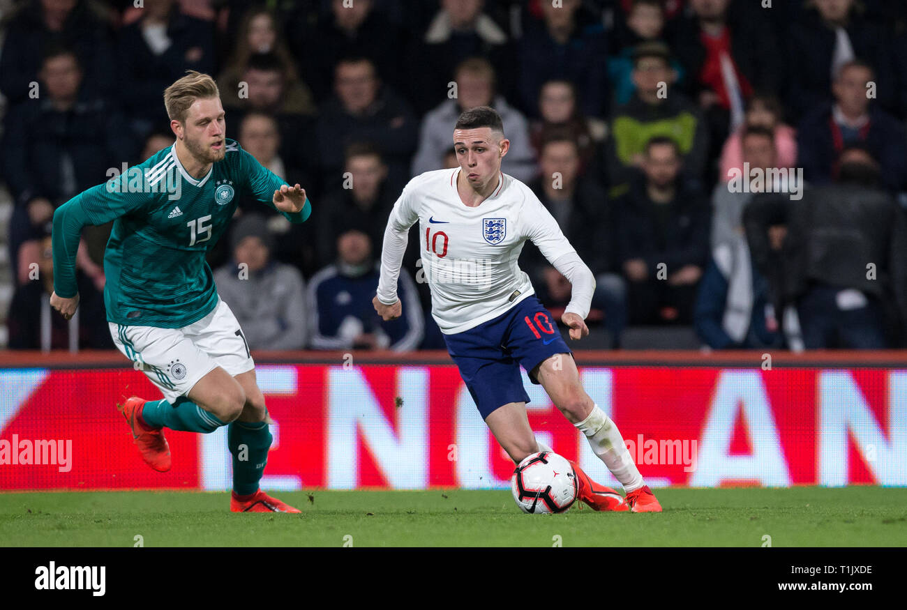 Bournemouth, UK. 26 Mär, 2019. Phil Foden (Manchester City) von England U21 & Arne Maier (Hertha BSC) in Deutschland U21 während der internationalen Freundschaftsspiel zwischen England U 21 und U 21 in der Goldsands Stadion, Bournemouth, England am 26. März 2019. Foto von Andy Rowland. Credit: Andrew Rowland/Alamy leben Nachrichten Stockfoto