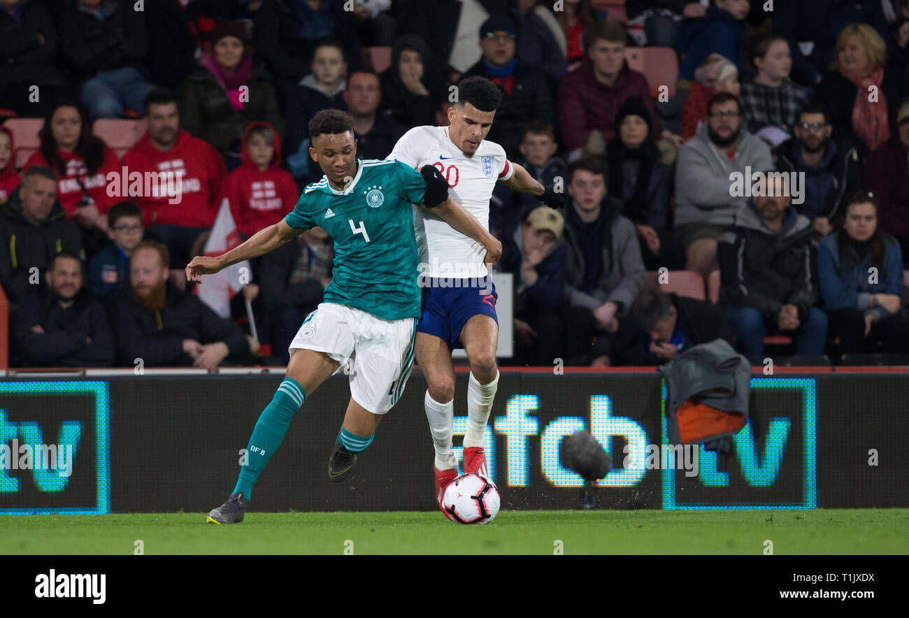 Bournemouth, UK. 26 Mär, 2019. Dominic Solanke von England & Felix Uduokhai (VfL Wolfsburg) Deutschlands U21 während der internationalen Freundschaftsspiel zwischen England U 21 und U 21 in der Goldsands Stadion, Bournemouth, England am 26. März 2019. Foto von Andy Rowland. Credit: Andrew Rowland/Alamy leben Nachrichten Stockfoto