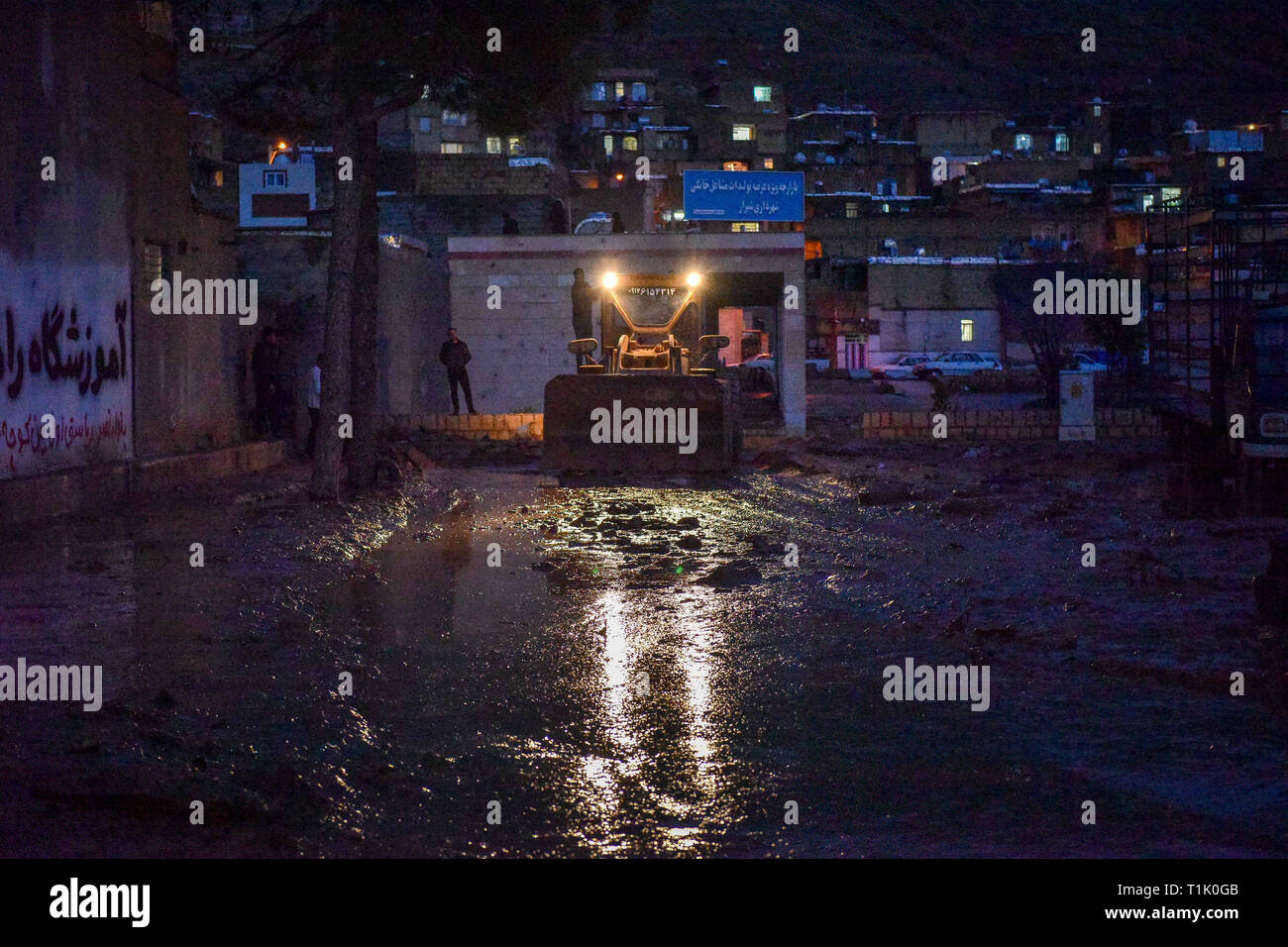 Shiraz, Iran. 26. Mär 2019. Der zweite Tag der Starkregen und Hochwasser in Shiraz hat Schäden in verschiedenen Teilen der Stadt Shiraz, Provinz Fars, Iran, Donnerstag, 25. März 2019. Die größten Schäden wurden in den Häusern der Saadi von schiras. Häuser wurden mit Hochwasser und viele Häuser besetzt sind, für den Zugang und nicht kompatibel. Der Pegel des Wassers im Saadi Bezirk ist etwa 3 Meter. Credit: Amin Bre/Alamy leben Nachrichten Stockfoto