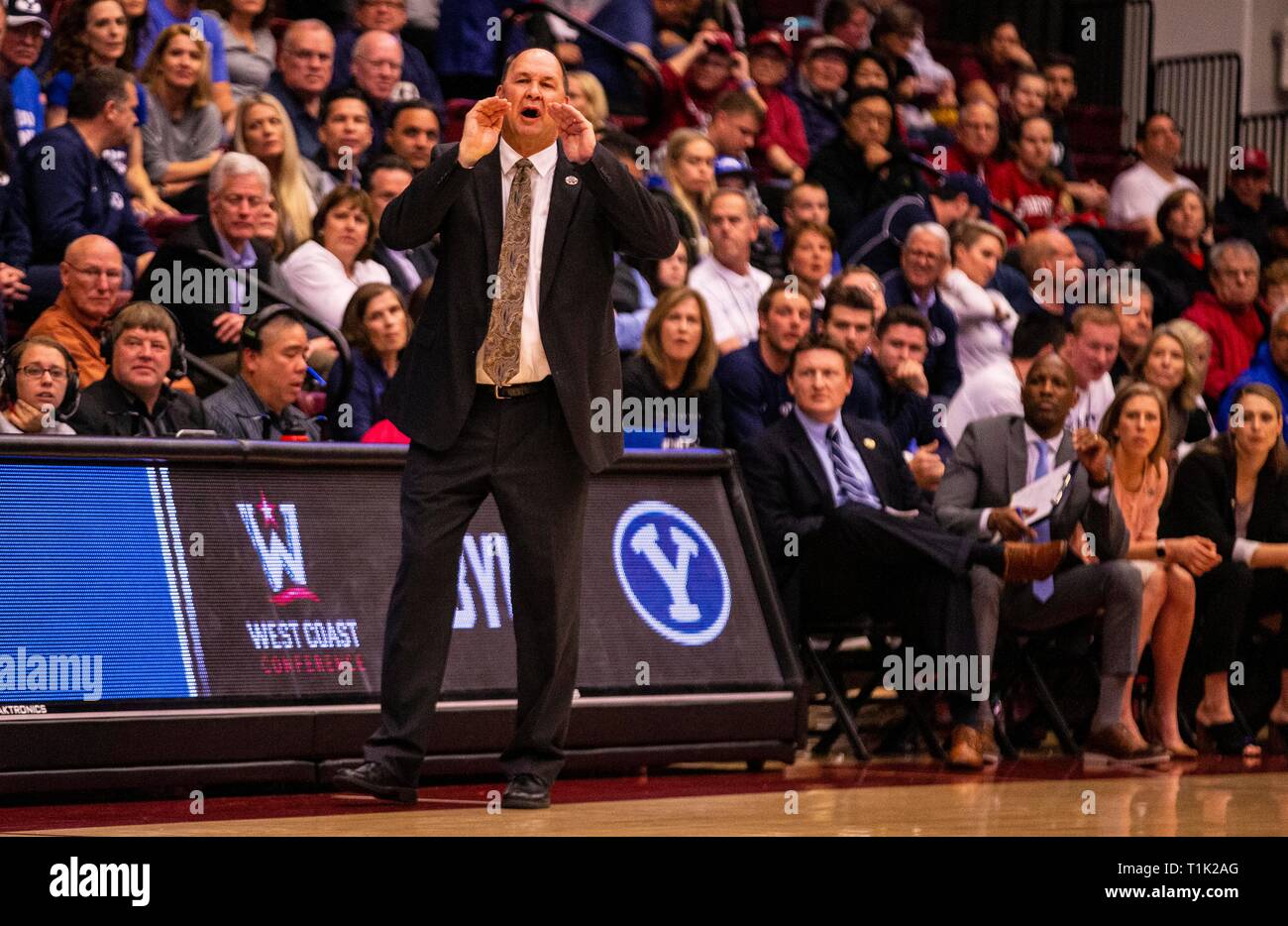 Stanford, CA, USA. 25 Mär, 2019. A. in der BYU Head Coach Jeff Judkins während der NCAA Frauen Basketball Meisterschaft zweite Runde zwischen der BYU Cougars und dem Stanford Kardinal 63-72 verloren am Ahornholz-Pavillion Stanford, CA. Thurman James/CSM/Alamy leben Nachrichten Stockfoto