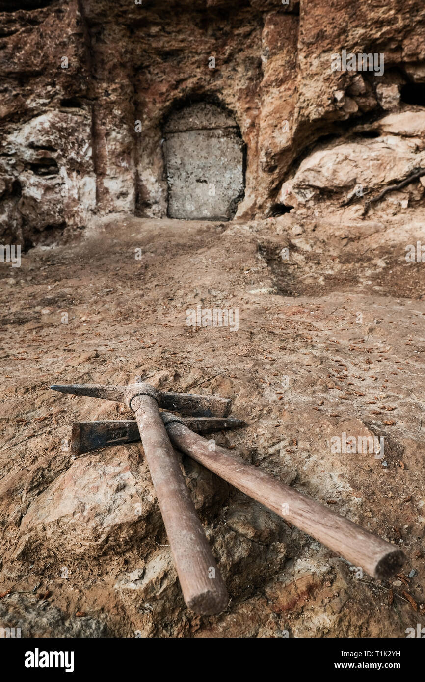 Jerusalem, Israel. 27. März, 2019. Eine 2000 Jahre alte Hasmonean Periode des Zweiten Tempels Ära, jüdisches Dorf landwirtschaftlicher Natur, hat bei Ausgrabungen in der Nähe von Jerusalem Sharafat durchgeführt aufgedeckt worden. Ausgrabungen haben Überreste eines großen Weines mit Fragmenten von vielen Vorratsgefäße, einem großen columbarium Höhle (Rock cut Taubenschlag), eine Ölmühle, eine große Ritualbad (Mikwe), eine Wasserzisterne, rock Steinbrüche und Installationen. . Credit: Nir Alon/Alamy leben Nachrichten Stockfoto