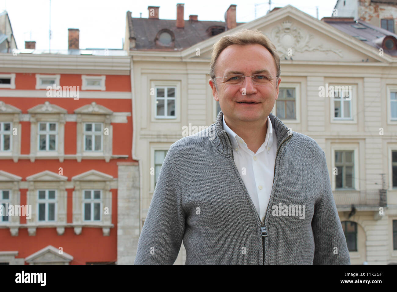 Lwiw, Ukraine. 19 Mär, 2019. Der Bürgermeister von Lemberg, Andrei Sadowy, steht auf dem Balkon des Rathauses. 31.03.Präsidentschaftswahlen in der Ukraine statt. (Zu "abgerissen Ukraine - nur Frustration vereint vor der Präsidentschaftswahl" vom 27.03.2019): Claudia Thaler/dpa/Alamy leben Nachrichten Stockfoto