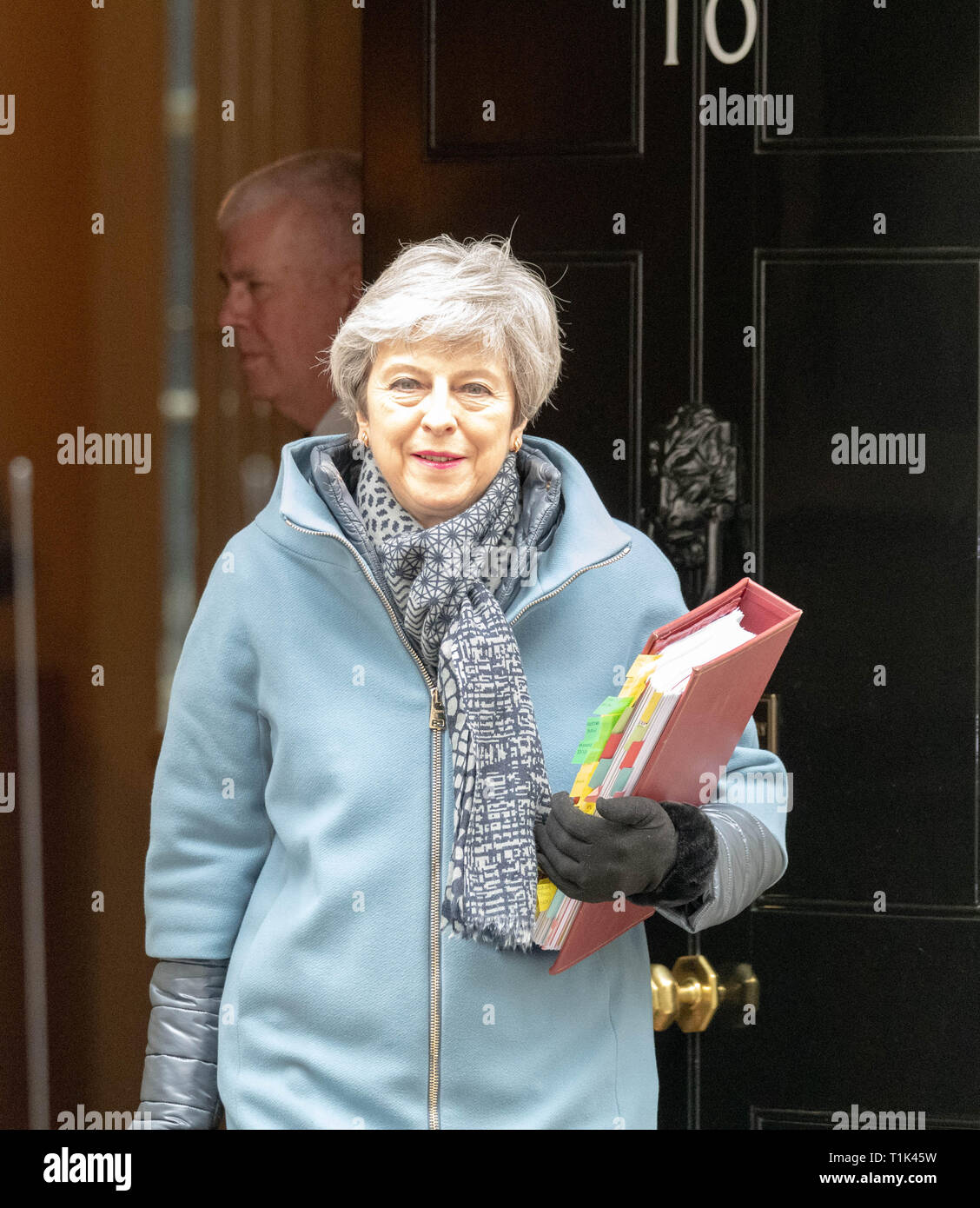 London, Großbritannien. 27. Mär 2019. Theresa May MP PC, Premierminister Blätter 10 Downing Street, London Quelle: Ian Davidson/Alamy leben Nachrichten Stockfoto