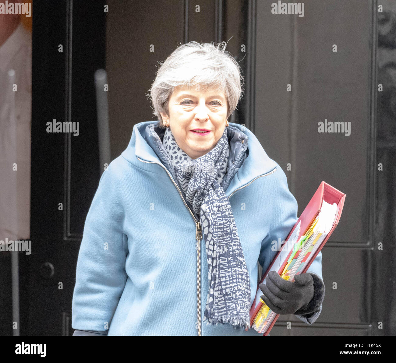 London, Großbritannien. 27. Mär 2019. Theresa May MP PC, Premierminister Blätter 10 Downing Street, London Quelle: Ian Davidson/Alamy leben Nachrichten Stockfoto