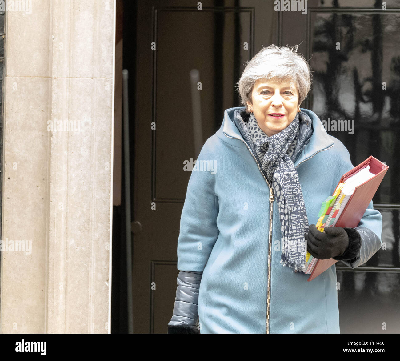 London, Großbritannien. 27. Mär 2019. Theresa May MP PC, Premierminister Blätter 10 Downing Street, London Quelle: Ian Davidson/Alamy leben Nachrichten Stockfoto