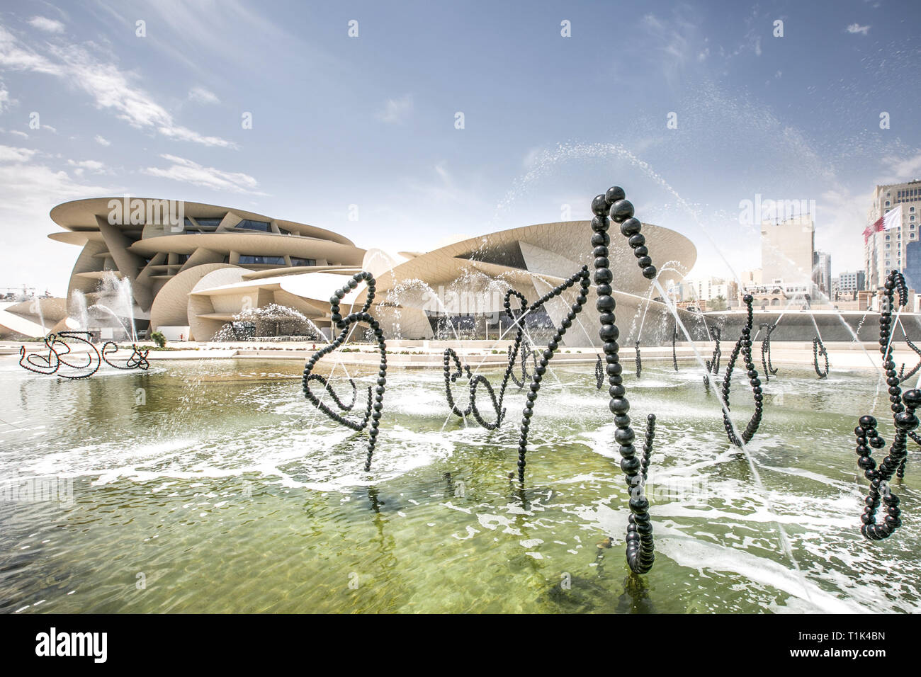 Doha, Katar. 27 Mär, 2019. Eine allgemeine Ansicht zeigt das Äußere des Nationalmuseums von Katar am Tag öffnen. Das Gebäude vom französischen Architekten Jean Nouvel ist durch die Form der Wüste Rosen inspiriert, in Katar trockenen Wüste Regionen gefunden. Credit: Sharil Babu/dpa/Alamy leben Nachrichten Stockfoto