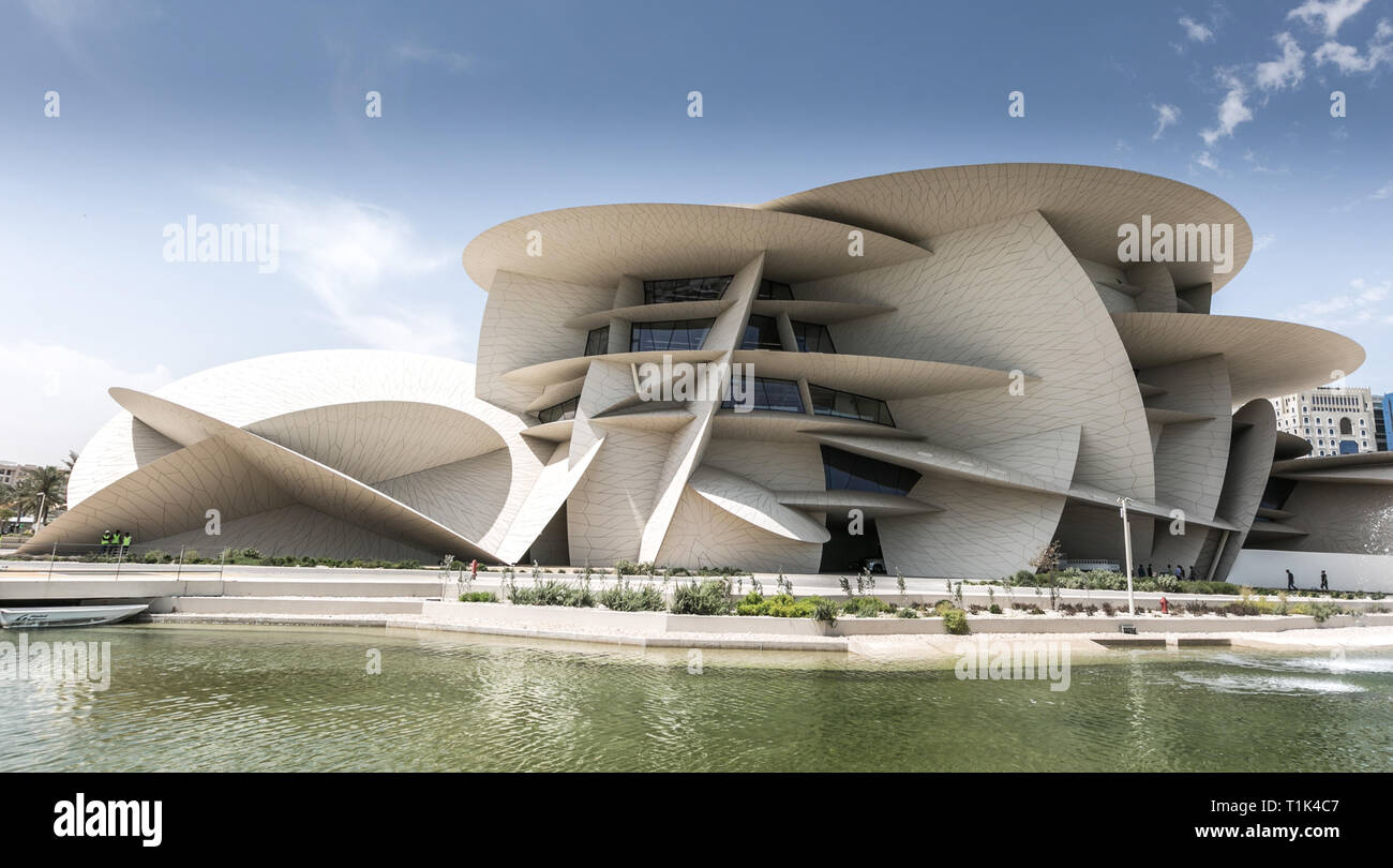 Doha, Katar. 27 Mär, 2019. Eine allgemeine Ansicht zeigt das Äußere des Nationalmuseums von Katar am Tag öffnen. Das Gebäude vom französischen Architekten Jean Nouvel ist durch die Form der Wüste Rosen inspiriert, in Katar trockenen Wüste Regionen gefunden. Credit: Sharil Babu/dpa/Alamy leben Nachrichten Stockfoto