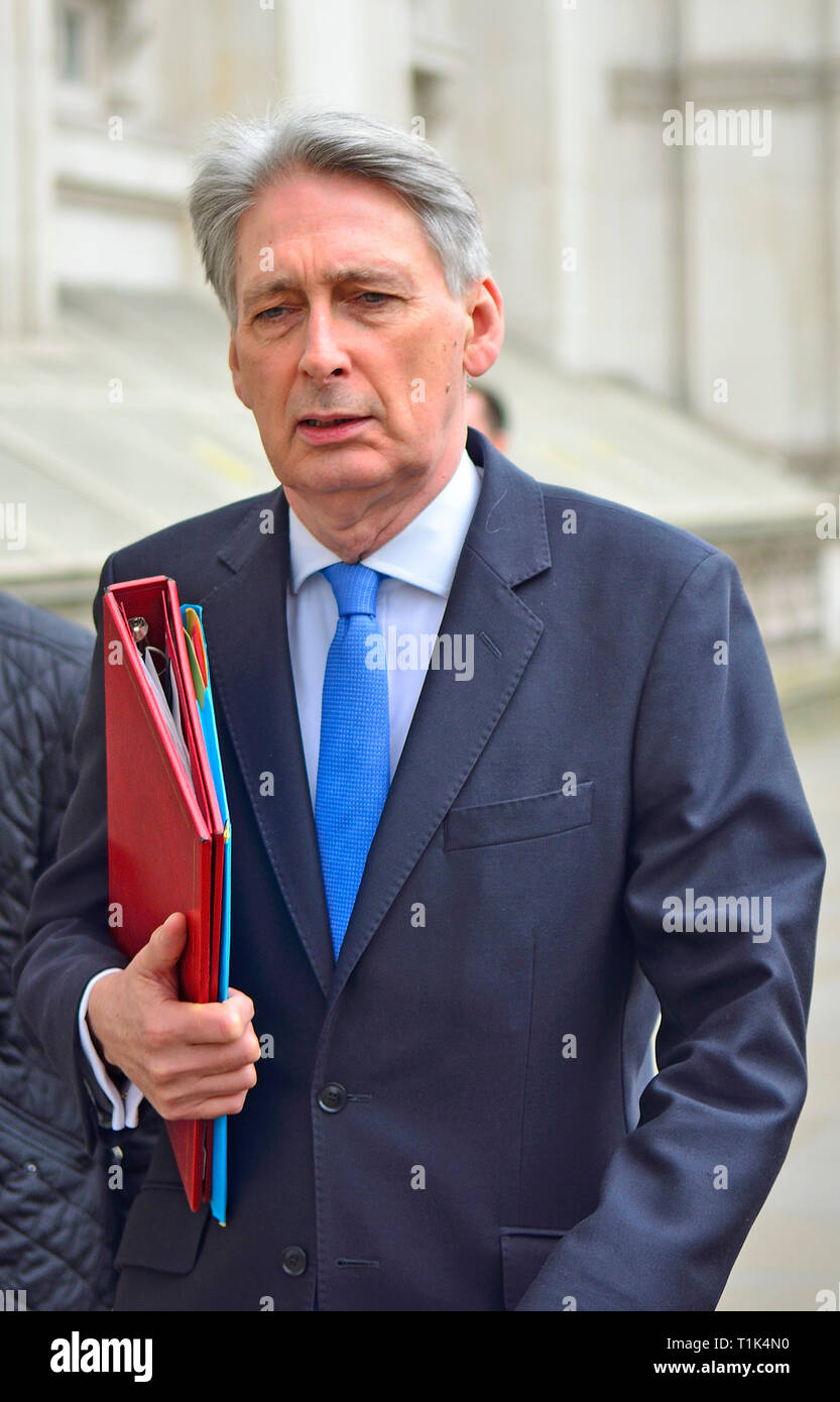 London, Großbritannien. 27. Mär 2019. Bundeskanzler Philip Hammond ungewöhnlich beschließt, dem Parlament zu wandeln vor Prime Minister's Fragen Credit: PjrNews/Alamy leben Nachrichten Stockfoto