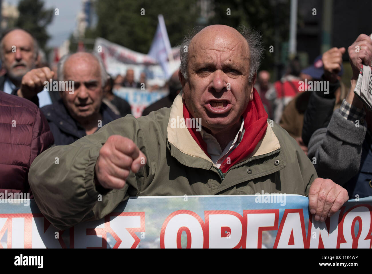 Athen, Griechenland. 27. Mär 2019. Rentner März dem Amt des Ministerpräsidenten bei Maximos Mansion riefen Slogans gegen Sparmaßnahmen und Kürzungen im Bereich der sozialen Sicherheit. Gewerkschaften die Rentner auf die Straße gingen, über Rentenkürzungen zu protestieren und ihre Renten gekürzt, da ihr Einkommen wurde schrumpfen, da Griechenland die Rettungsaktion Angebote in 2010 eingetragen. Credit: Nikolas Georgiou/Alamy leben Nachrichten Stockfoto