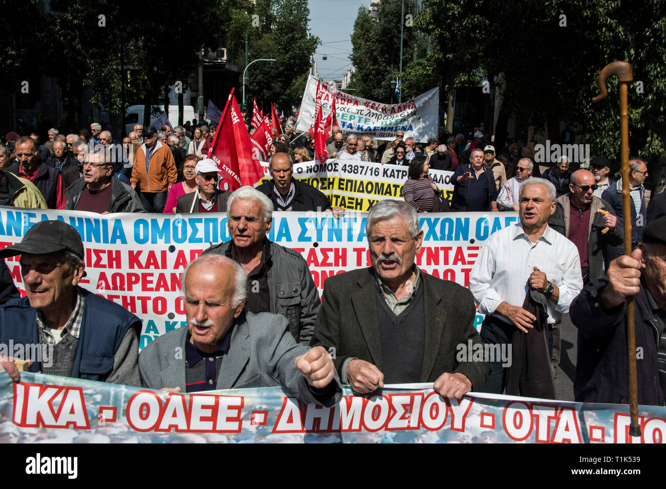 Athen, Griechenland. 27. Mär 2019. Rentner März dem Amt des Ministerpräsidenten bei Maximos Mansion riefen Slogans gegen Sparmaßnahmen und Kürzungen im Bereich der sozialen Sicherheit. Gewerkschaften die Rentner auf die Straße gingen, über Rentenkürzungen zu protestieren und ihre Renten gekürzt, da ihr Einkommen wurde schrumpfen, da Griechenland die Rettungsaktion Angebote in 2010 eingetragen. Credit: Nikolas Georgiou/Alamy leben Nachrichten Stockfoto