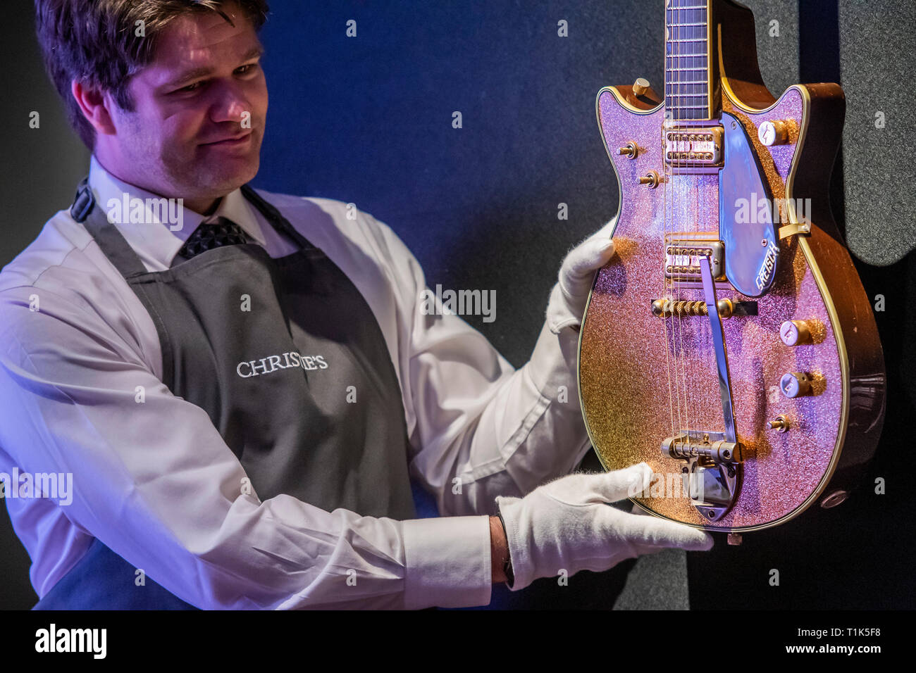 London, Großbritannien. 27. Mär 2019. Der Champagner Duo Jet von Fred Gretsch, 1963, est $ 5 000-7 000 - Christie's präsentiert eine Vorschau der persönlichen Gitarre Sammlung von Rock'n'Roll Legende David Gilmour, Gitarrist, Sänger und Songwriter von Pink Floyd. Es bot die Gelegenheit zu sehen, die 120 + Gitarre Highlights verkauft, mit dem Erlös Nächstenliebe zu fördern. Die Ausstellung wird für die Öffentlichkeit vom 27. bis 31. März 2019. Credit: Guy Bell/Alamy leben Nachrichten Stockfoto