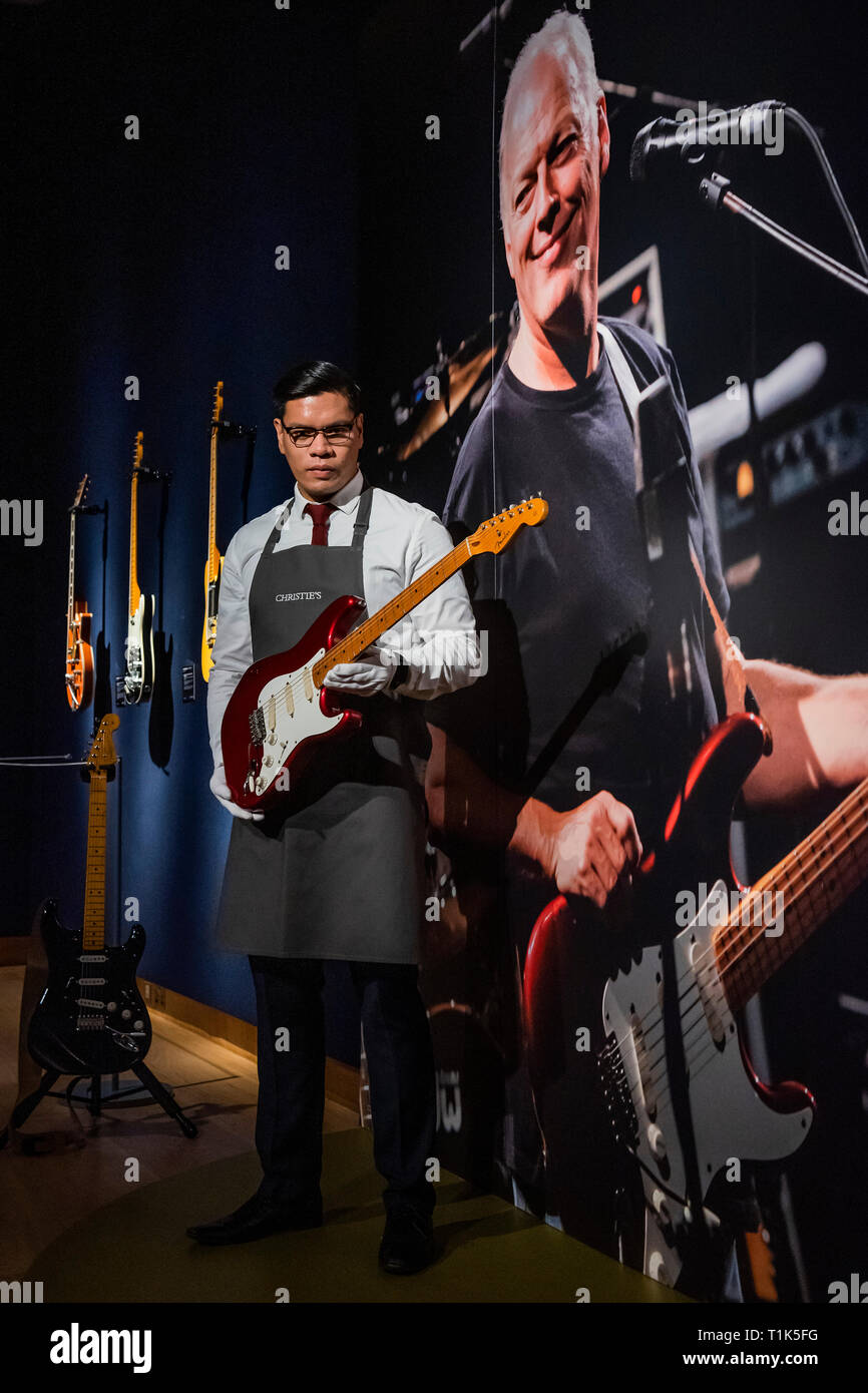 London, Großbritannien. 27. Mär 2019. Christie's präsentiert eine Vorschau der persönlichen Gitarre Sammlung von Rock'n'Roll Legende David Gilmour, Gitarrist, Sänger und Songwriter von Pink Floyd. Es bot die Gelegenheit zu sehen, die 120 + Gitarre Highlights verkauft, mit dem Erlös Nächstenliebe zu fördern. Die Ausstellung wird für die Öffentlichkeit vom 27. bis 31. März 2019. Credit: Guy Bell/Alamy leben Nachrichten Stockfoto