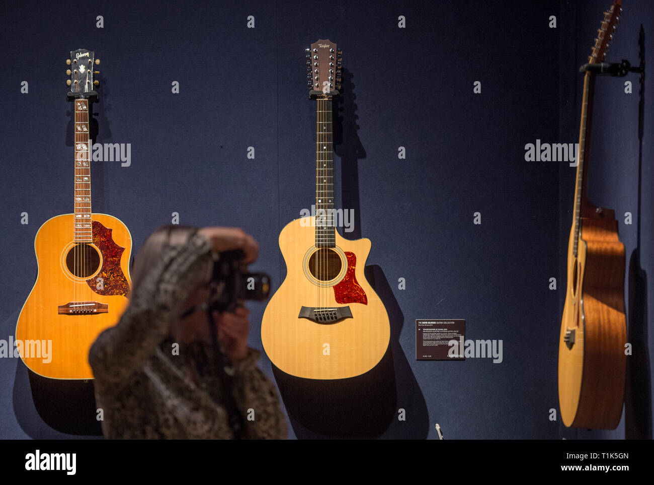 Christies, King Street, London, UK. 27. März, 2019. Christie's enthüllen die langerwartete Vorschau der persönlichen Gitarre Sammlung von Rock'n'Roll Legende David Gilmour, Gitarrist, Sänger und Songwriter von Pink Floyd. Der erste Anschlag für die pre-sale Wanderausstellung, die 120 + Gitarre Highlights werden verkauft, mit dem Erlös Nächstenliebe zu fördern. Credit: Malcolm Park/Alamy Leben Nachrichten. Stockfoto