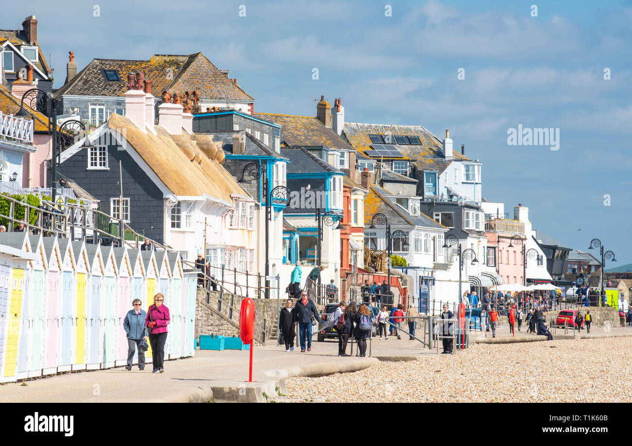 Lyme Regis, Dorset, Großbritannien. 27. März 2019. UK Wetter: Wieder ein Tag der herrlich warmen Sonnenschein und strahlend blauen Himmel an der Küste von Lyme Regis, der Südküste genießt mehr ungewöhnlich hohe Temperaturen im frühen Frühjahr Hitzewelle. Credit: Celia McMahon/Alamy leben Nachrichten Stockfoto