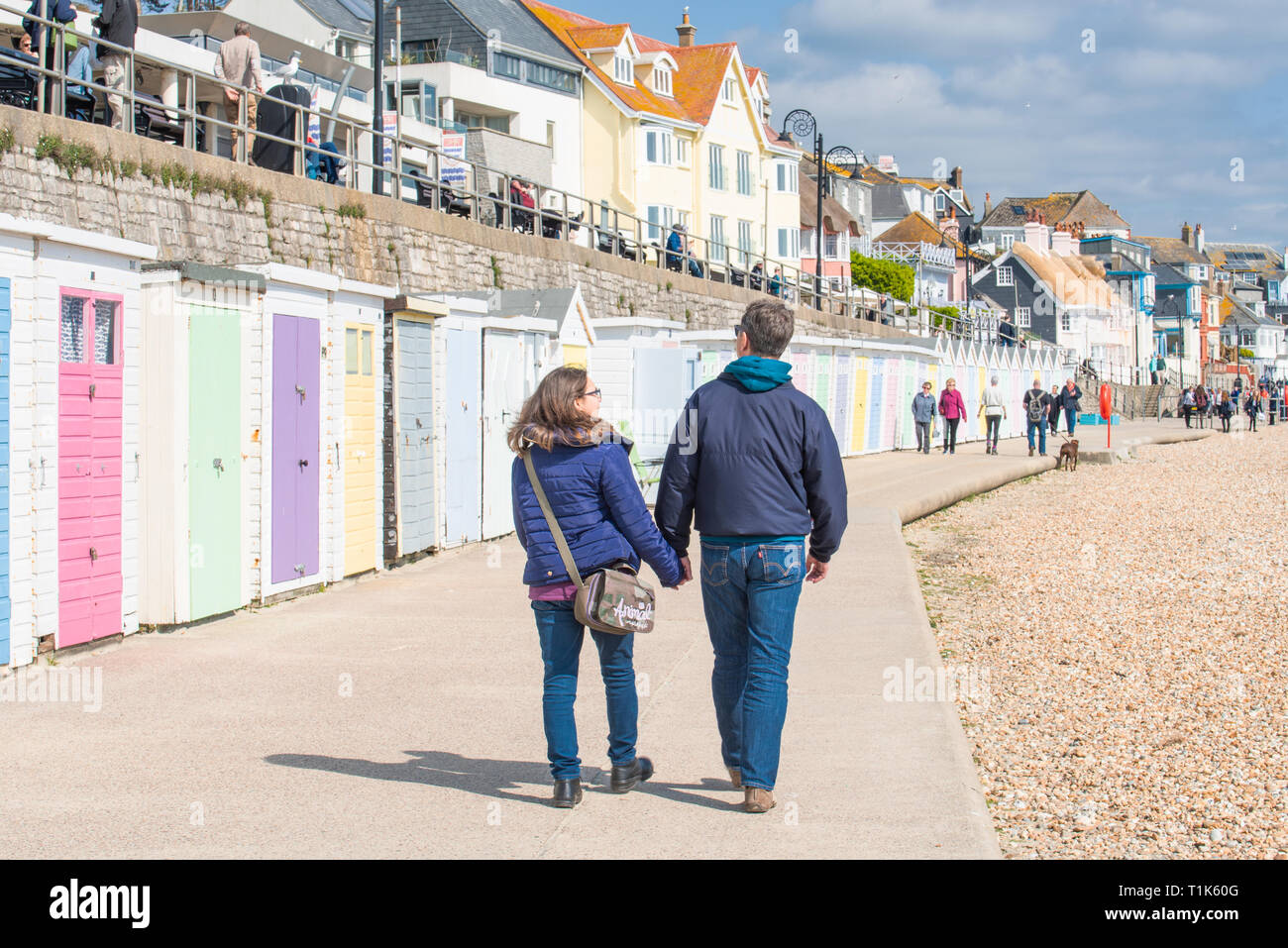 Lyme Regis, Dorset, Großbritannien. 27. März 2019. UK Wetter: Wieder ein Tag der herrlich warmen Sonnenschein und strahlend blauen Himmel an der Küste von Lyme Regis, der Südküste genießt mehr ungewöhnlich hohe Temperaturen im frühen Frühjahr Hitzewelle. Credit: Celia McMahon/Alamy leben Nachrichten Stockfoto