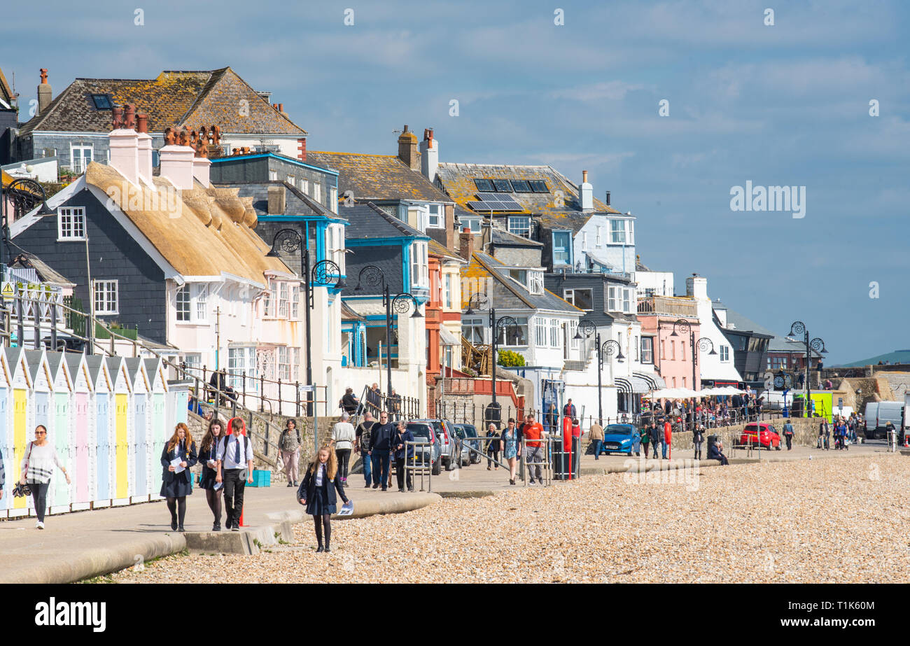 Lyme Regis, Dorset, Großbritannien. 27. März 2019. UK Wetter: Wieder ein Tag der herrlich warmen Sonnenschein und strahlend blauen Himmel an der Küste von Lyme Regis, der Südküste genießt mehr ungewöhnlich hohe Temperaturen im frühen Frühjahr Hitzewelle. Credit: Celia McMahon/Alamy leben Nachrichten Stockfoto