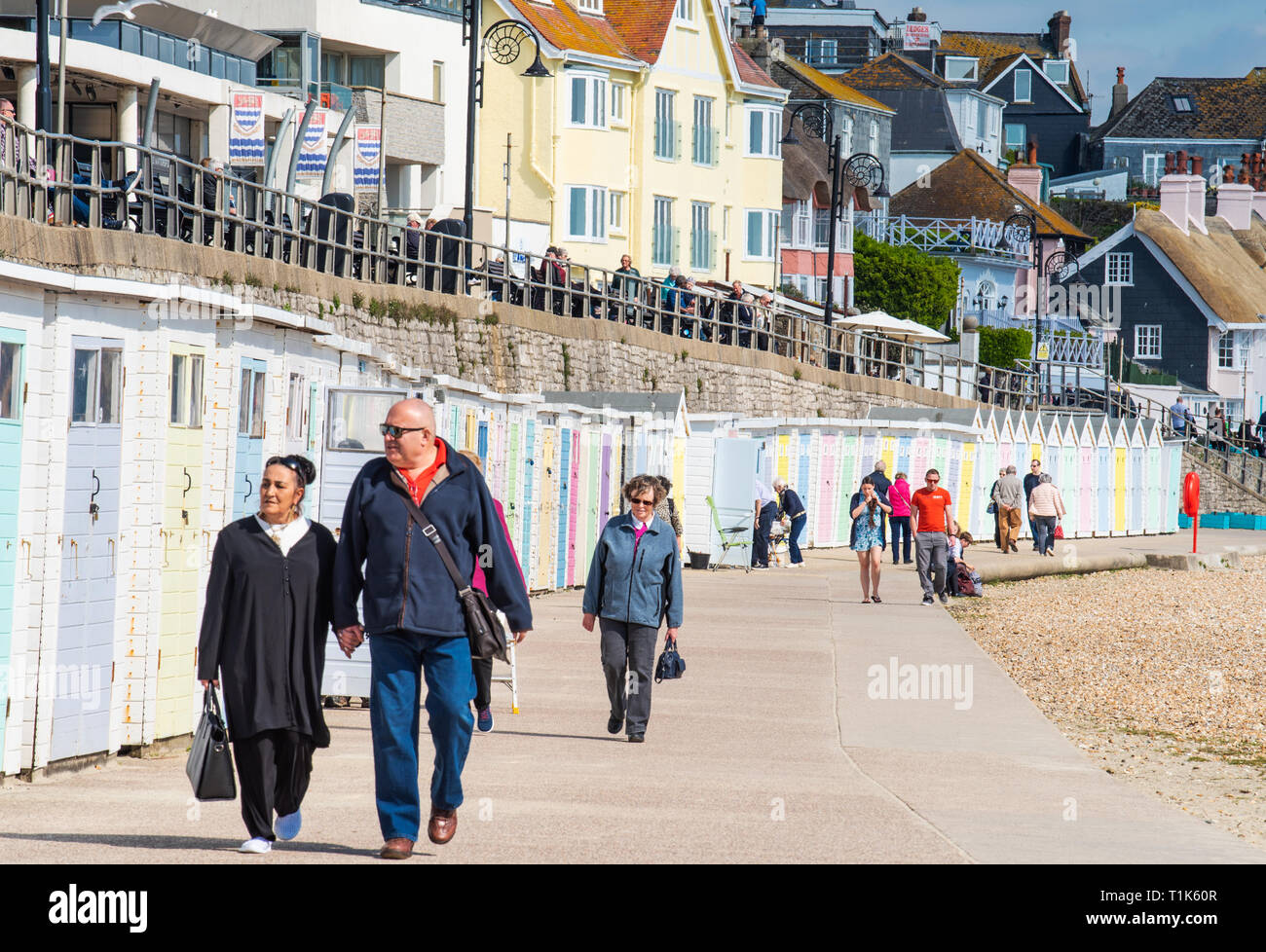 Lyme Regis, Dorset, Großbritannien. 27. März 2019. UK Wetter: Wieder ein Tag der herrlich warmen Sonnenschein und strahlend blauen Himmel an der Küste von Lyme Regis, der Südküste genießt mehr ungewöhnlich hohe Temperaturen im frühen Frühjahr Hitzewelle. Credit: Celia McMahon/Alamy leben Nachrichten Stockfoto