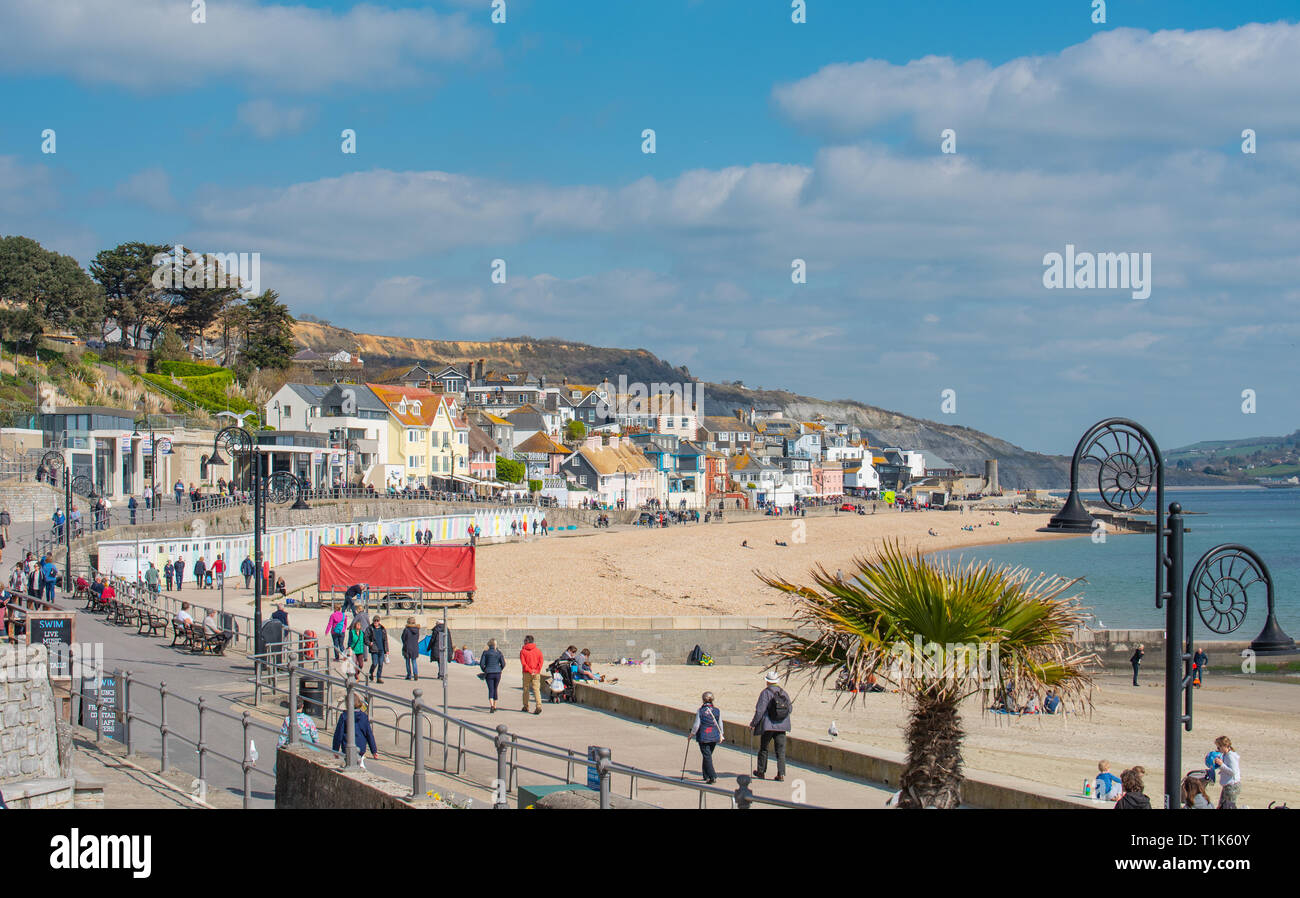 Lyme Regis, Dorset, Großbritannien. 27. März 2019. UK Wetter: Wieder ein Tag der herrlich warmen Sonnenschein und strahlend blauen Himmel an der Küste von Lyme Regis, der Südküste genießt mehr ungewöhnlich hohe Temperaturen im frühen Frühjahr Hitzewelle. Credit: Celia McMahon/Alamy leben Nachrichten Stockfoto