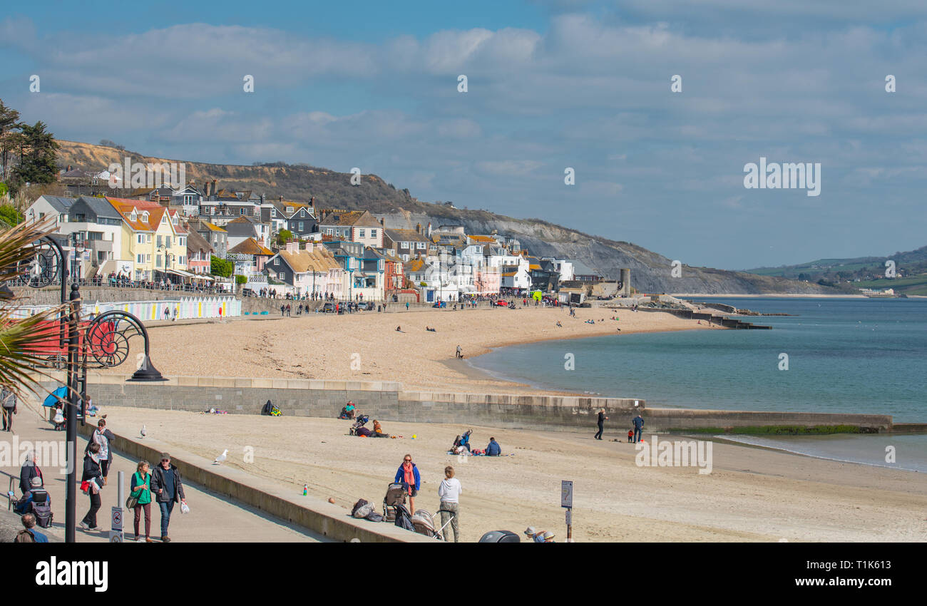 Lyme Regis, Dorset, Großbritannien. 27. März 2019. UK Wetter: Wieder ein Tag der herrlich warmen Sonnenschein und strahlend blauen Himmel an der Küste von Lyme Regis, der Südküste genießt mehr ungewöhnlich hohe Temperaturen im frühen Frühjahr Hitzewelle. Credit: Celia McMahon/Alamy leben Nachrichten Stockfoto