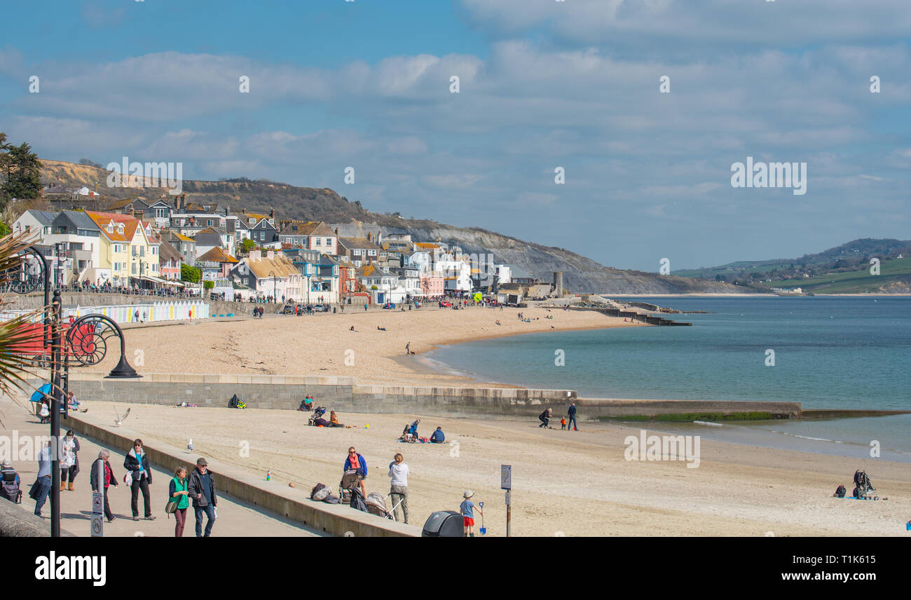 Lyme Regis, Dorset, Großbritannien. 27. März 2019. UK Wetter: Wieder ein Tag der herrlich warmen Sonnenschein und strahlend blauen Himmel an der Küste von Lyme Regis, der Südküste genießt mehr ungewöhnlich hohe Temperaturen im frühen Frühjahr Hitzewelle. Credit: Celia McMahon/Alamy leben Nachrichten Stockfoto