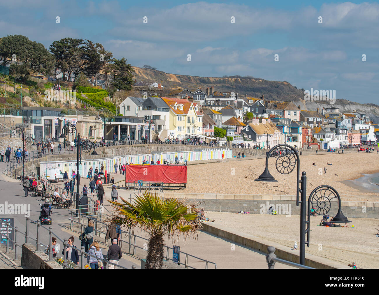 Lyme Regis, Dorset, Großbritannien. 27. März 2019. UK Wetter: Wieder ein Tag der herrlich warmen Sonnenschein und strahlend blauen Himmel an der Küste von Lyme Regis, der Südküste genießt mehr ungewöhnlich hohe Temperaturen im frühen Frühjahr Hitzewelle. Credit: Celia McMahon/Alamy leben Nachrichten Stockfoto