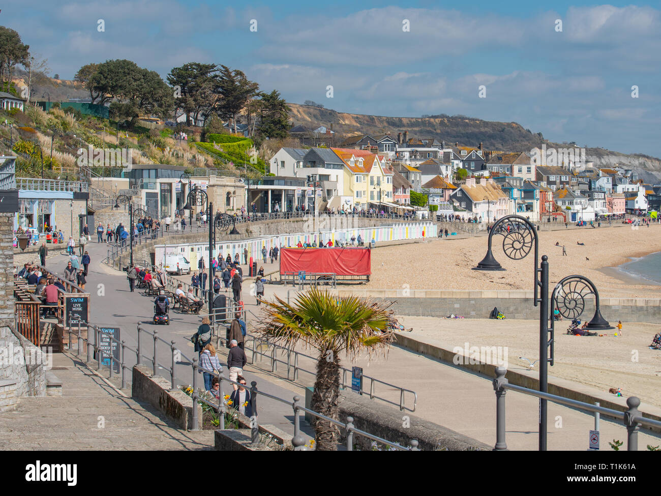 Lyme Regis, Dorset, Großbritannien. 27. März 2019. UK Wetter: Wieder ein Tag der herrlich warmen Sonnenschein und strahlend blauen Himmel an der Küste von Lyme Regis, der Südküste genießt mehr ungewöhnlich hohe Temperaturen im frühen Frühjahr Hitzewelle. Credit: Celia McMahon/Alamy leben Nachrichten Stockfoto