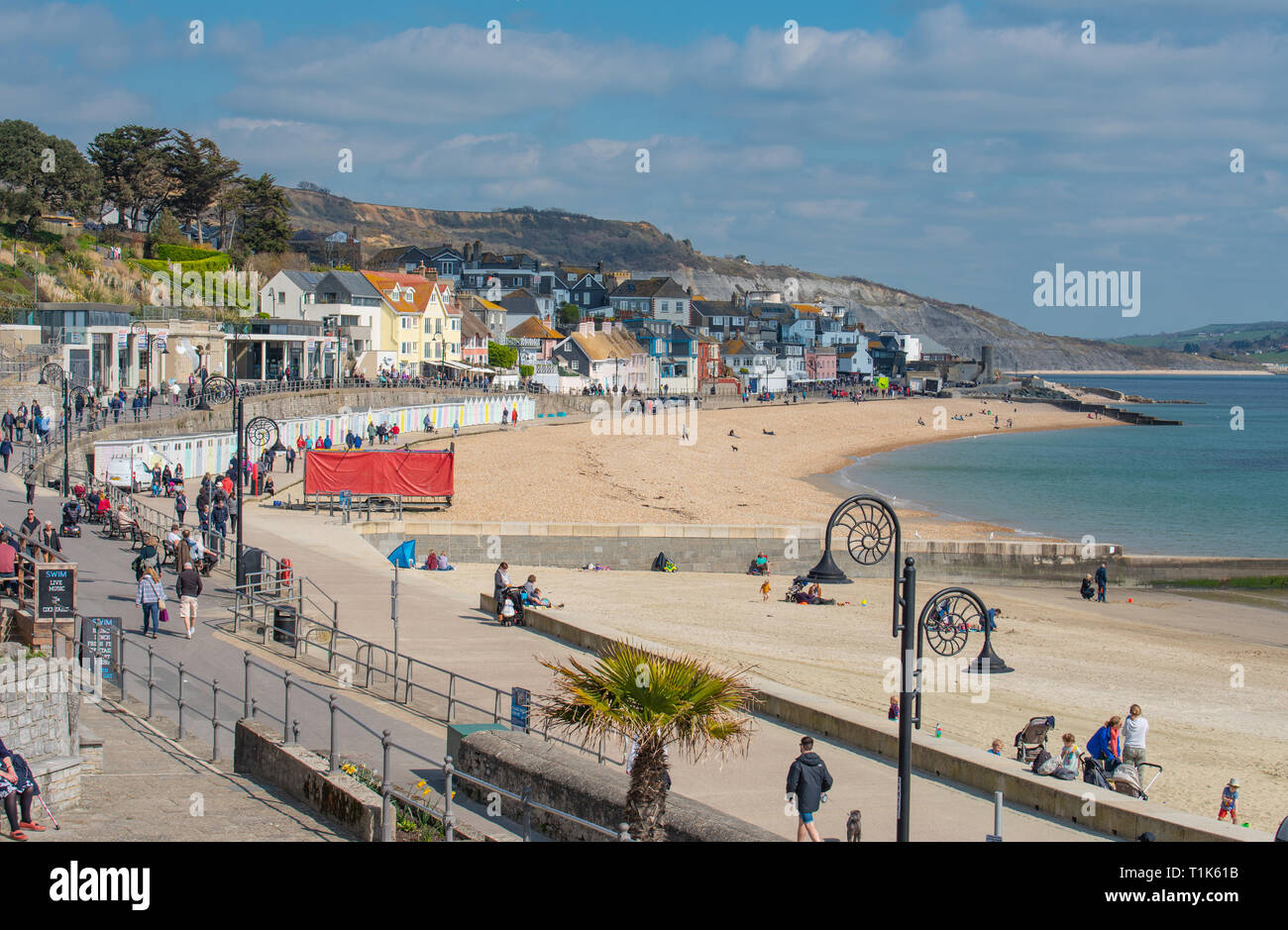 Lyme Regis, Dorset, Großbritannien. 27. März 2019. UK Wetter: Wieder ein Tag der herrlich warmen Sonnenschein und strahlend blauen Himmel an der Küste von Lyme Regis, der Südküste genießt mehr ungewöhnlich hohe Temperaturen im frühen Frühjahr Hitzewelle. Credit: Celia McMahon/Alamy leben Nachrichten Stockfoto