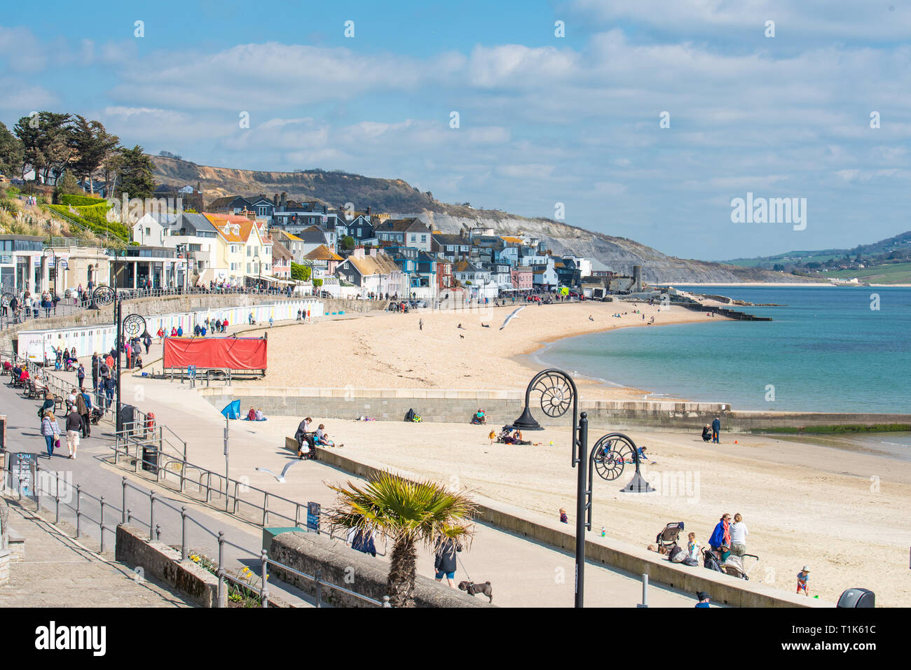 Lyme Regis, Dorset, Großbritannien. 27. März 2019. UK Wetter: Wieder ein Tag der herrlich warmen Sonnenschein und strahlend blauen Himmel an der Küste von Lyme Regis, der Südküste genießt mehr ungewöhnlich hohe Temperaturen im frühen Frühjahr Hitzewelle. Credit: Celia McMahon/Alamy leben Nachrichten Stockfoto
