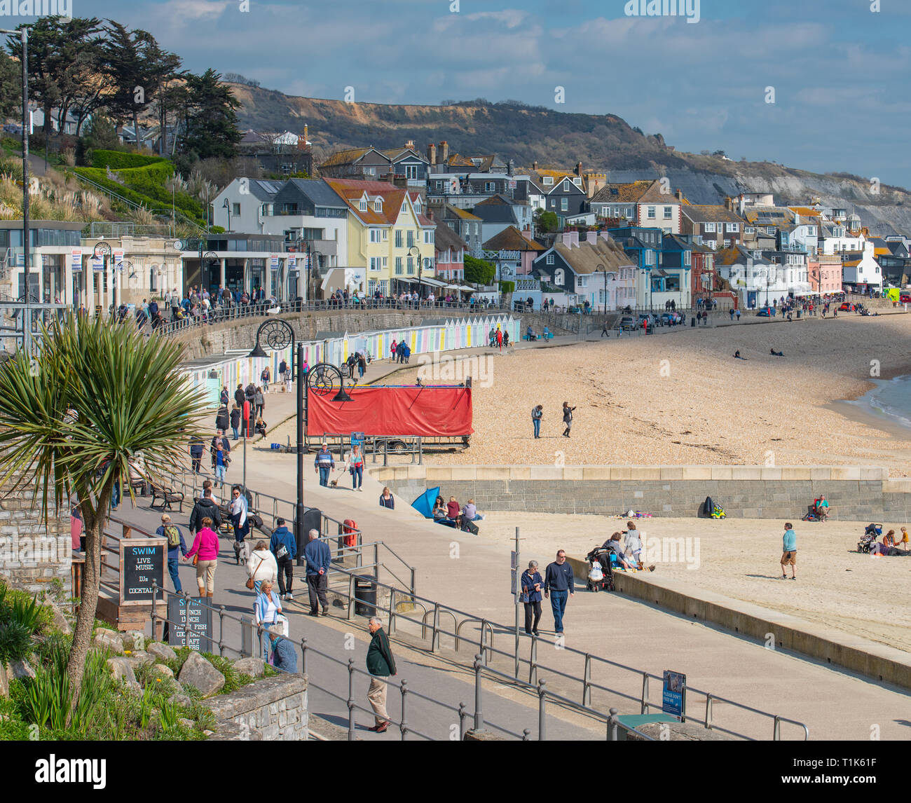 Lyme Regis, Dorset, Großbritannien. 27. März 2019. UK Wetter: Wieder ein Tag der herrlich warmen Sonnenschein und strahlend blauen Himmel an der Küste von Lyme Regis, der Südküste genießt mehr ungewöhnlich hohe Temperaturen im frühen Frühjahr Hitzewelle. Credit: Celia McMahon/Alamy leben Nachrichten Stockfoto