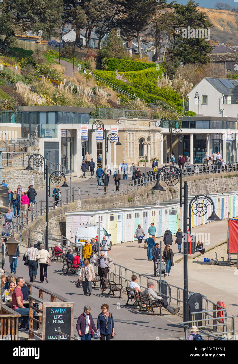 Lyme Regis, Dorset, Großbritannien. 27. März 2019. UK Wetter: Wieder ein Tag der herrlich warmen Sonnenschein und strahlend blauen Himmel an der Küste von Lyme Regis, der Südküste genießt mehr ungewöhnlich hohe Temperaturen im frühen Frühjahr Hitzewelle. Credit: Celia McMahon/Alamy leben Nachrichten Stockfoto