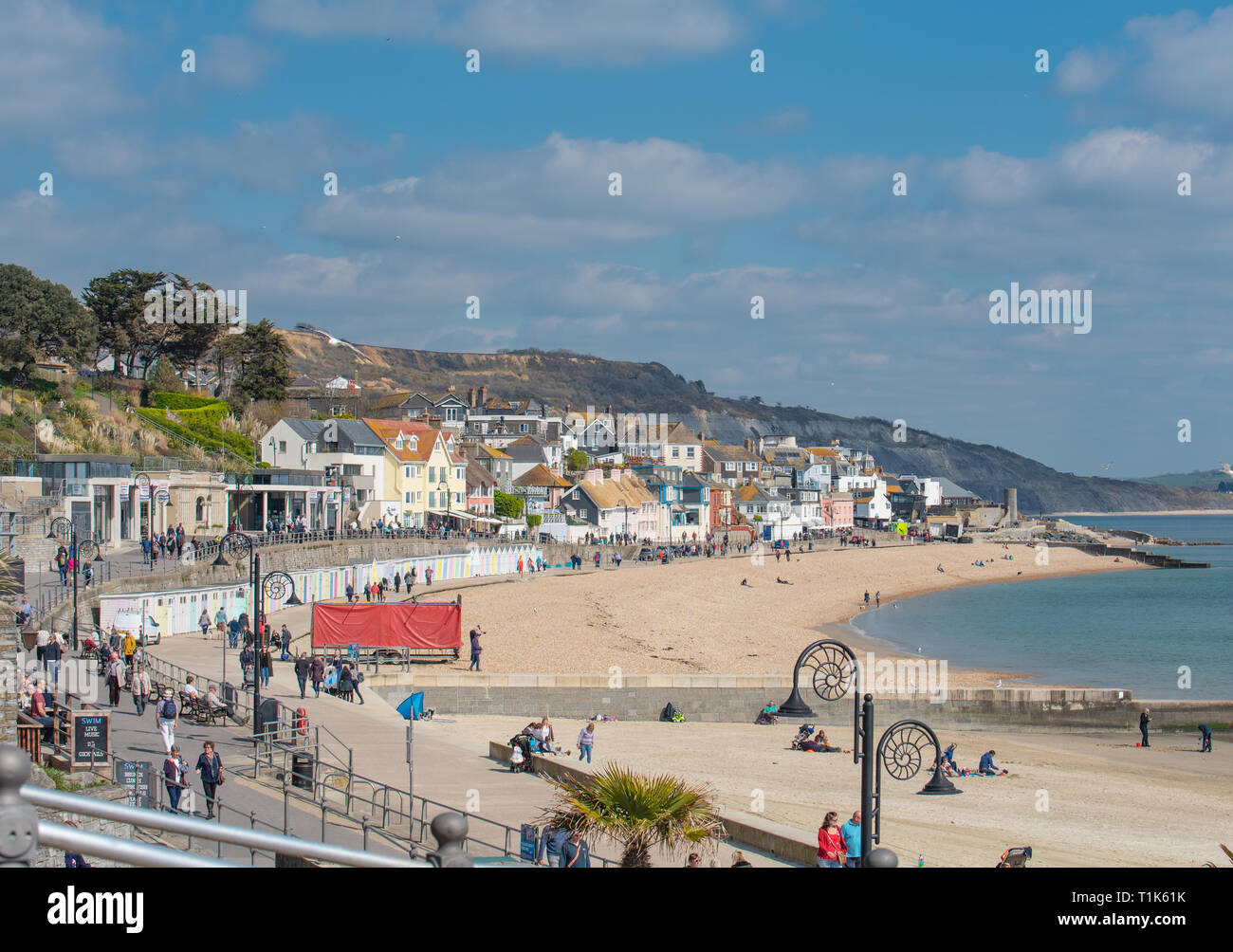 Lyme Regis, Dorset, Großbritannien. 27. März 2019. UK Wetter: Wieder ein Tag der herrlich warmen Sonnenschein und strahlend blauen Himmel an der Küste von Lyme Regis, der Südküste genießt mehr ungewöhnlich hohe Temperaturen im frühen Frühjahr Hitzewelle. Credit: Celia McMahon/Alamy leben Nachrichten Stockfoto