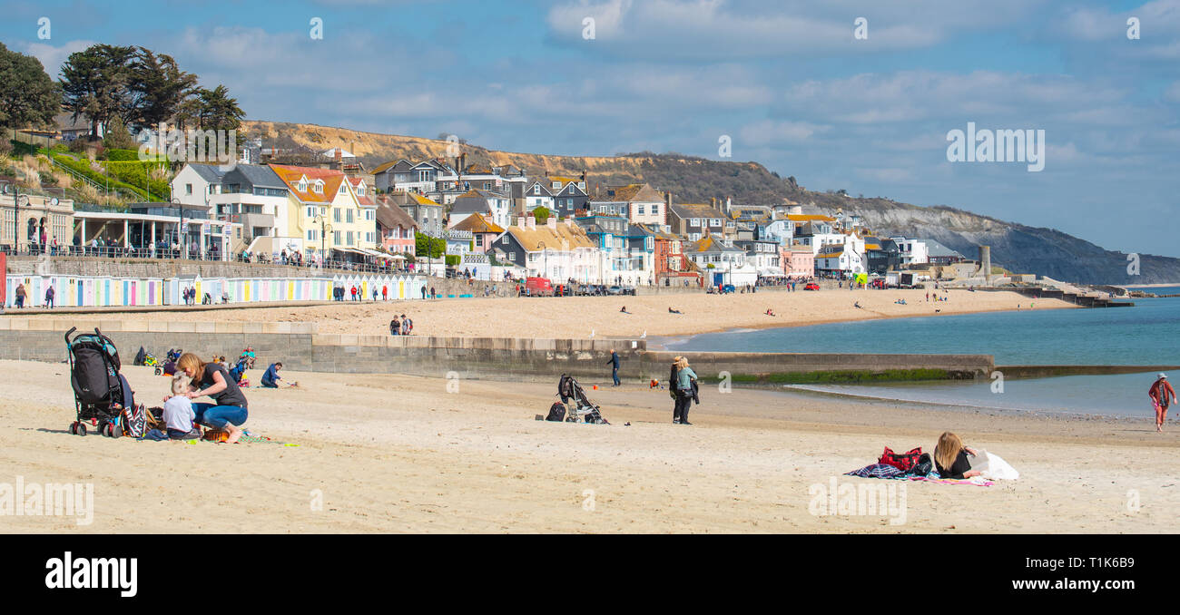 Lyme Regis, Dorset, Großbritannien. 27. März 2019. UK Wetter: Wieder ein Tag der herrlich warmen Sonnenschein und strahlend blauen Himmel an der Küste von Lyme Regis, der Südküste genießt mehr ungewöhnlich hohe Temperaturen im frühen Frühjahr Hitzewelle. Credit: Celia McMahon/Alamy leben Nachrichten Stockfoto