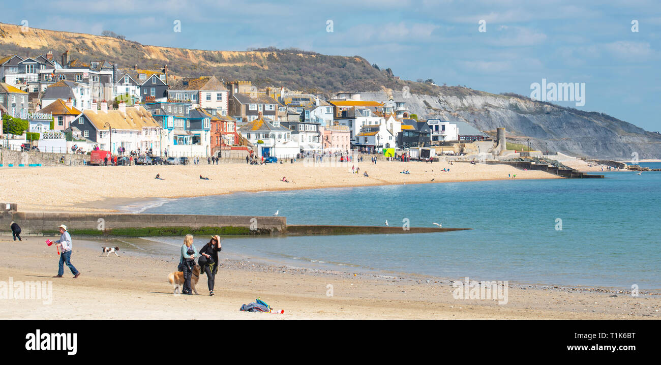 Lyme Regis, Dorset, Großbritannien. 27. März 2019. UK Wetter: Wieder ein Tag der herrlich warmen Sonnenschein und strahlend blauen Himmel an der Küste von Lyme Regis, der Südküste genießt mehr ungewöhnlich hohe Temperaturen im frühen Frühjahr Hitzewelle. Credit: Celia McMahon/Alamy leben Nachrichten Stockfoto