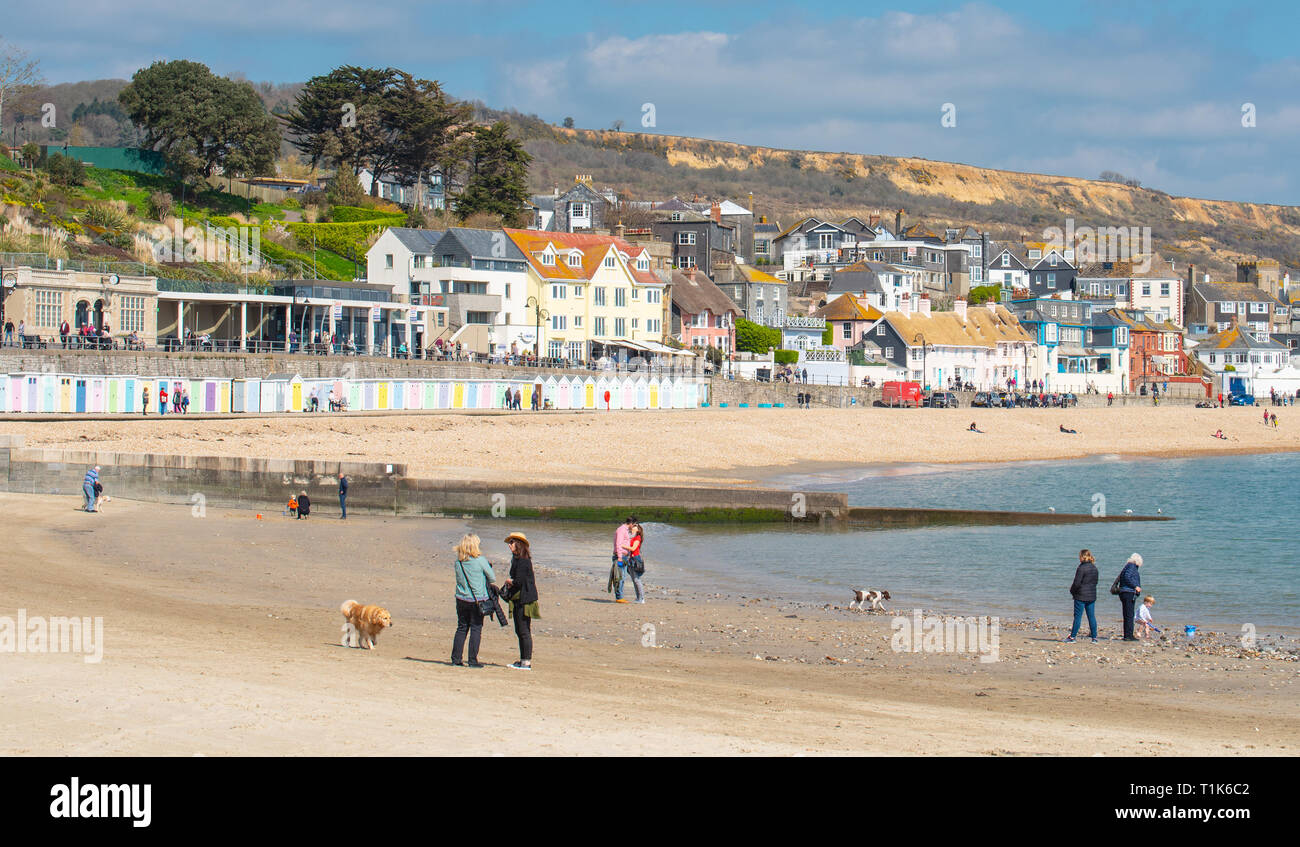 Lyme Regis, Dorset, Großbritannien. 27. März 2019. UK Wetter: Wieder ein Tag der herrlich warmen Sonnenschein und strahlend blauen Himmel an der Küste von Lyme Regis, der Südküste genießt mehr ungewöhnlich hohe Temperaturen im frühen Frühjahr Hitzewelle. Credit: Celia McMahon/Alamy leben Nachrichten Stockfoto