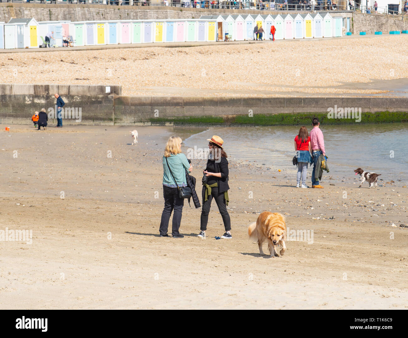 Lyme Regis, Dorset, Großbritannien. 27. März 2019. UK Wetter: Wieder ein Tag der herrlich warmen Sonnenschein und strahlend blauen Himmel an der Küste von Lyme Regis, der Südküste genießt mehr ungewöhnlich hohe Temperaturen im frühen Frühjahr Hitzewelle. Credit: Celia McMahon/Alamy leben Nachrichten Stockfoto