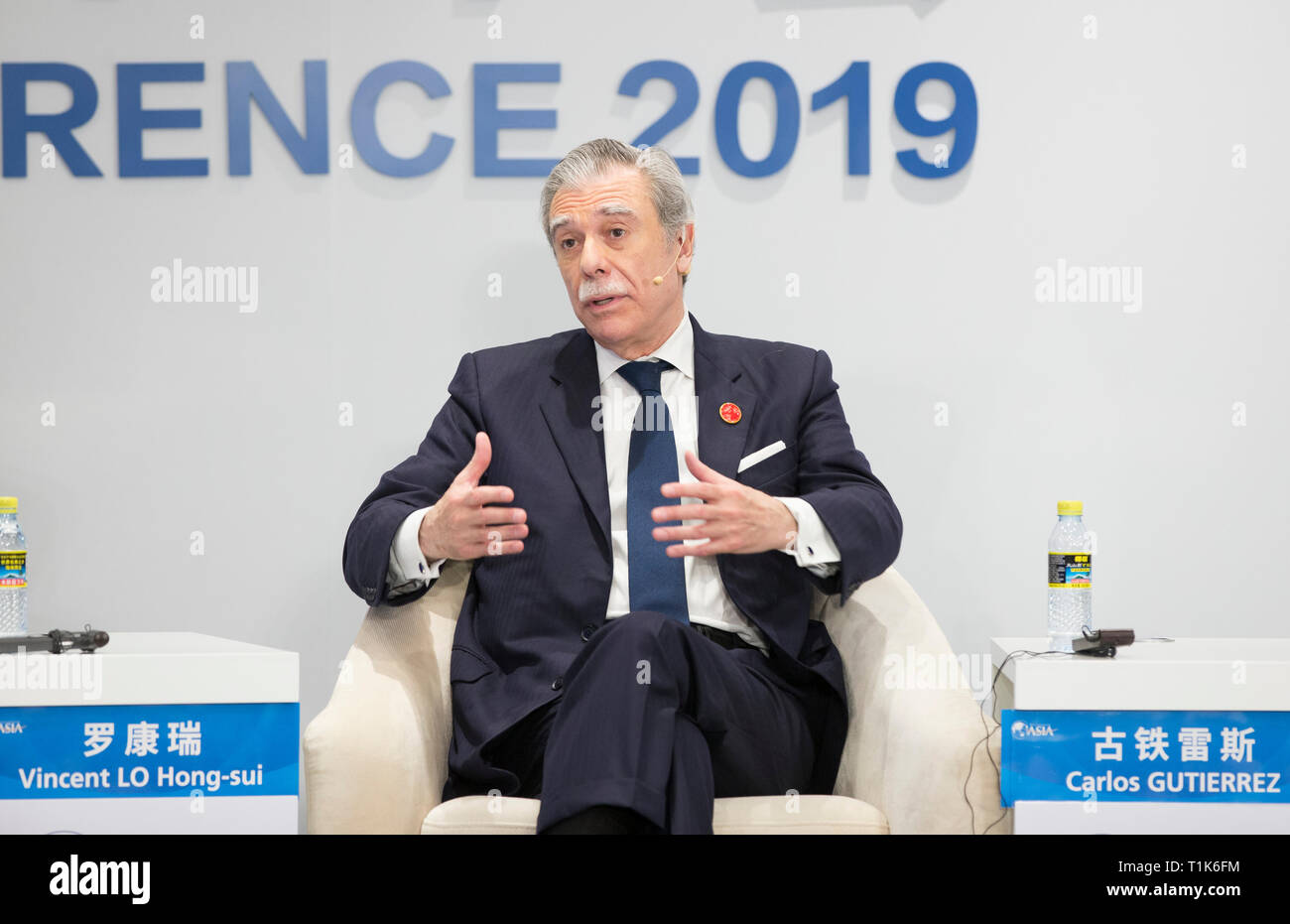 Boao, China Hainan Provinz. 27 Mär, 2019. Carlos Gutierrez, Vorsitzender von Albright Stonebridge Group und ehemaliger US-Handelsminister, spricht auf der Tagung der 'Dialog mit Denker - Innovation und Offenheit: neue Vitalität der asiatischen Volkswirtschaften während des Boao Forum für Asien Jahreskonferenz in Boao, South China Hainan Provinz, 27. März 2019. Credit: Hou Dongtao/Xinhua/Alamy leben Nachrichten Stockfoto