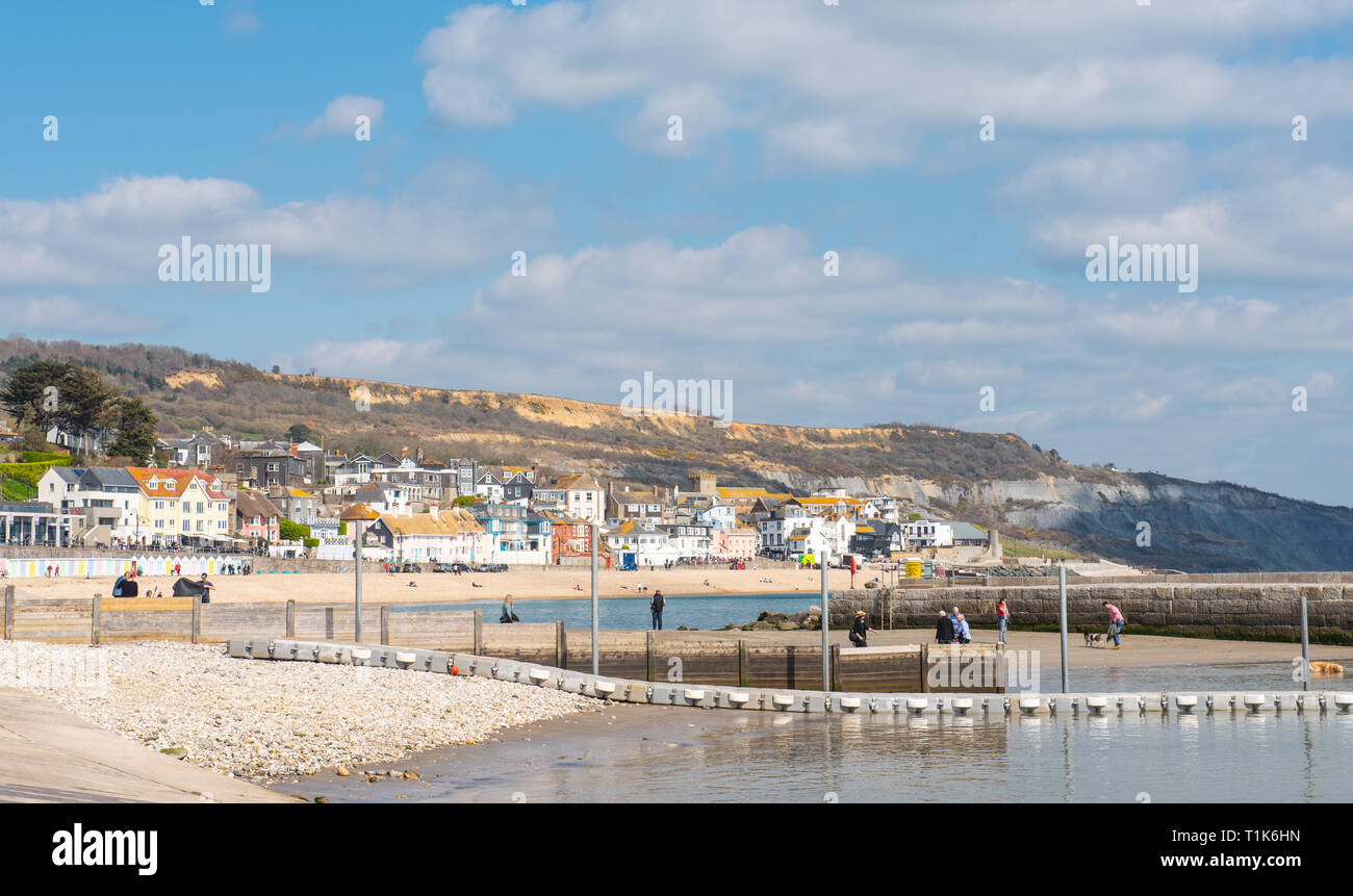 Lyme Regis, Dorset, Großbritannien. 27. März 2019. UK Wetter: Wieder ein Tag der herrlich warmen Sonnenschein und strahlend blauen Himmel an der Küste von Lyme Regis, der Südküste genießt mehr ungewöhnlich hohe Temperaturen im frühen Frühjahr Hitzewelle. Credit: Celia McMahon/Alamy leben Nachrichten Stockfoto