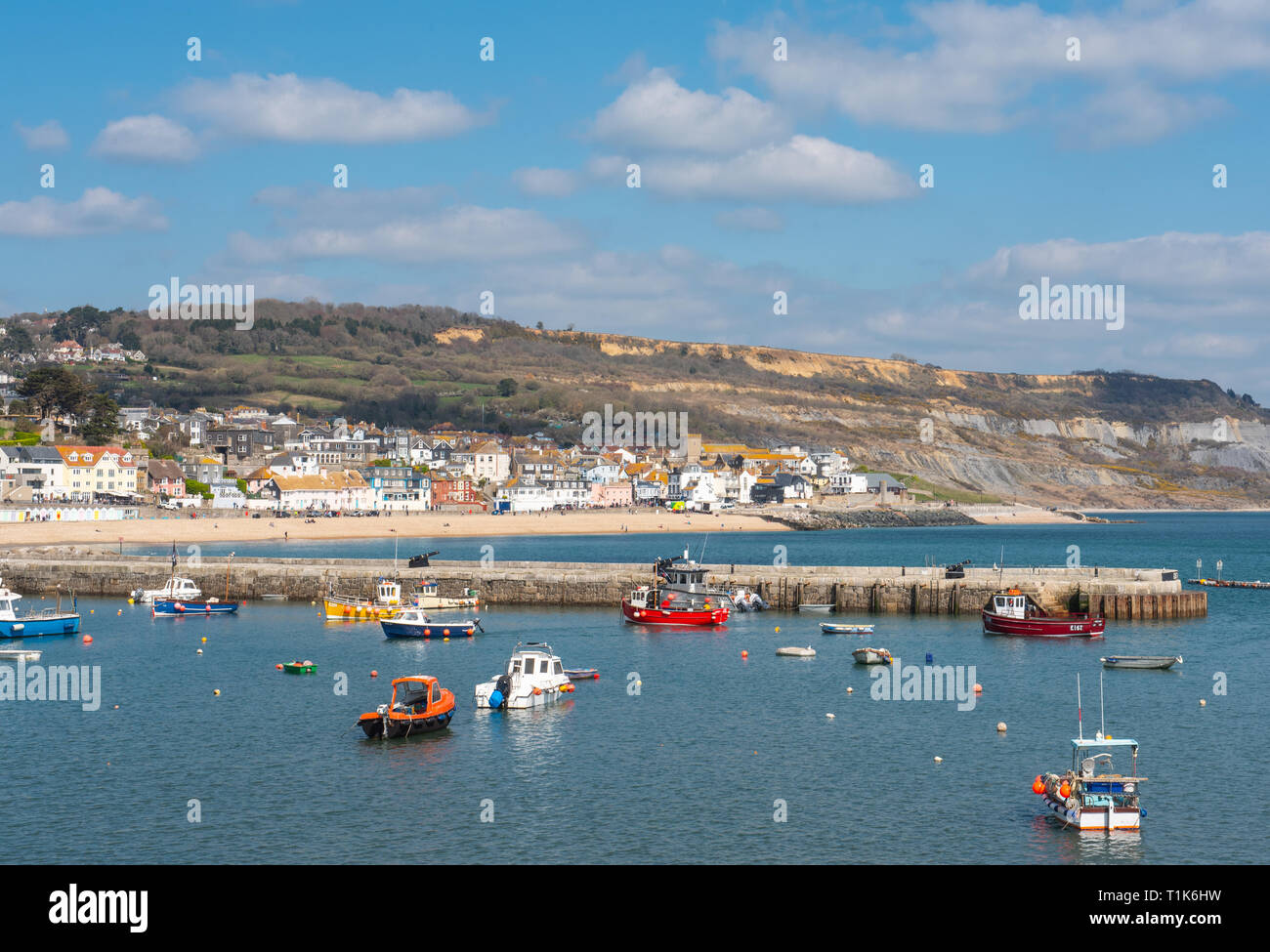 Lyme Regis, Dorset, Großbritannien. 27. März 2019. UK Wetter: Wieder ein Tag der herrlich warmen Sonnenschein und strahlend blauen Himmel an der Küste von Lyme Regis, der Südküste genießt mehr ungewöhnlich hohe Temperaturen im frühen Frühjahr Hitzewelle. Credit: Celia McMahon/Alamy leben Nachrichten Stockfoto