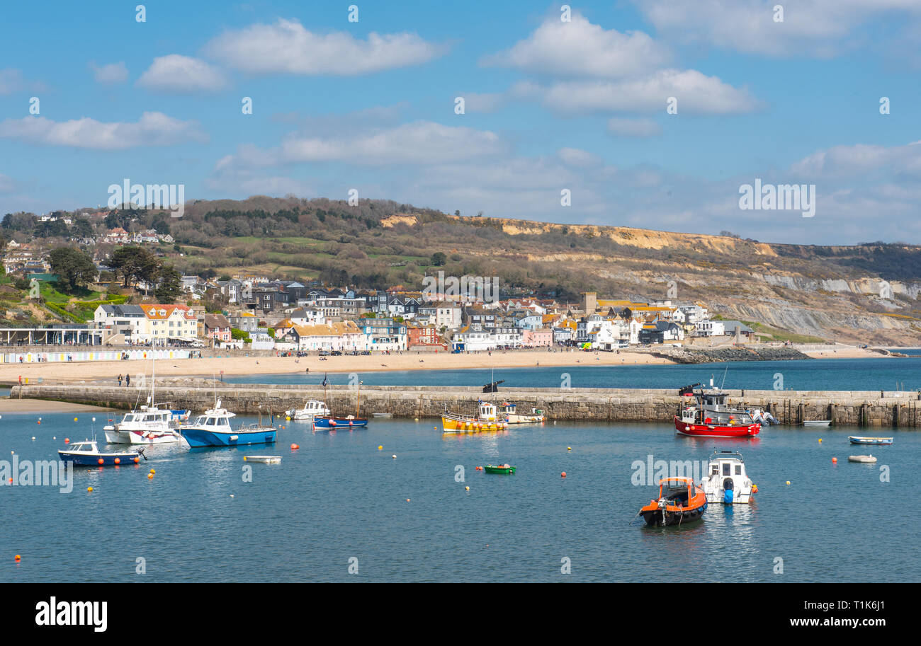 Lyme Regis, Dorset, Großbritannien. 27. März 2019. UK Wetter: Wieder ein Tag der herrlich warmen Sonnenschein und strahlend blauen Himmel an der Küste von Lyme Regis, der Südküste genießt mehr ungewöhnlich hohe Temperaturen im frühen Frühjahr Hitzewelle. Credit: Celia McMahon/Alamy leben Nachrichten Stockfoto