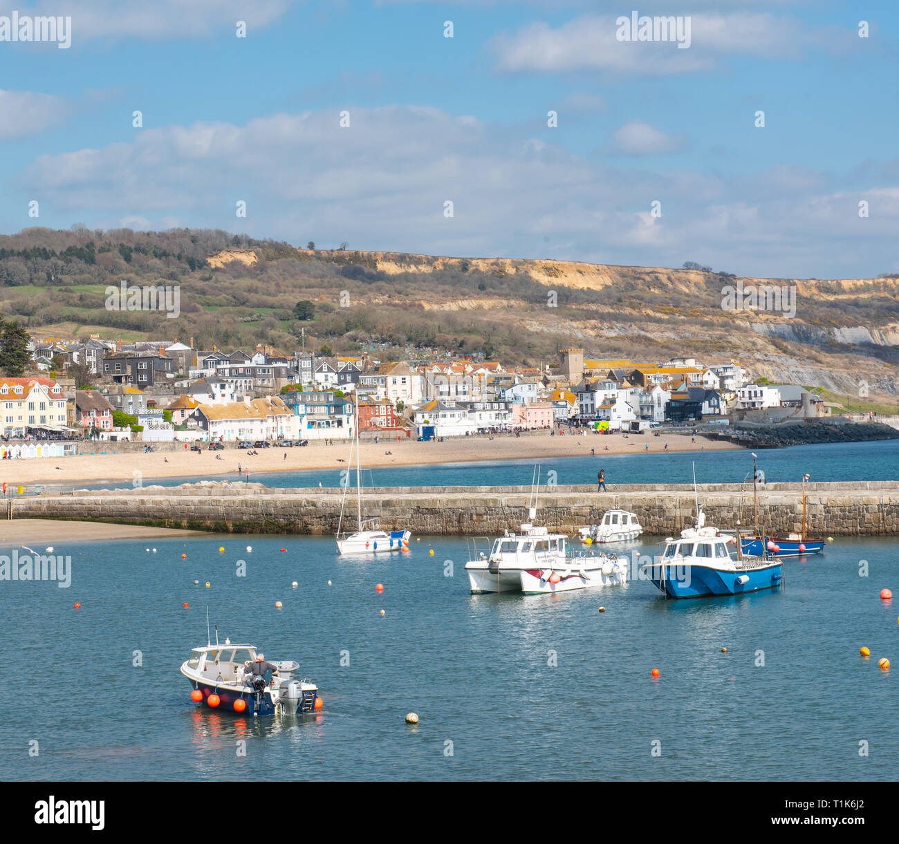 Lyme Regis, Dorset, Großbritannien. 27. März 2019. UK Wetter: Wieder ein Tag der herrlich warmen Sonnenschein und strahlend blauen Himmel an der Küste von Lyme Regis, der Südküste genießt mehr ungewöhnlich hohe Temperaturen im frühen Frühjahr Hitzewelle. Credit: Celia McMahon/Alamy leben Nachrichten Stockfoto