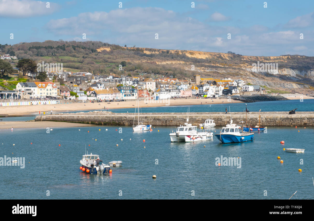 Lyme Regis, Dorset, Großbritannien. 27. März 2019. UK Wetter: Wieder ein Tag der herrlich warmen Sonnenschein und strahlend blauen Himmel an der Küste von Lyme Regis, der Südküste genießt mehr ungewöhnlich hohe Temperaturen im frühen Frühjahr Hitzewelle. Credit: Celia McMahon/Alamy leben Nachrichten Stockfoto