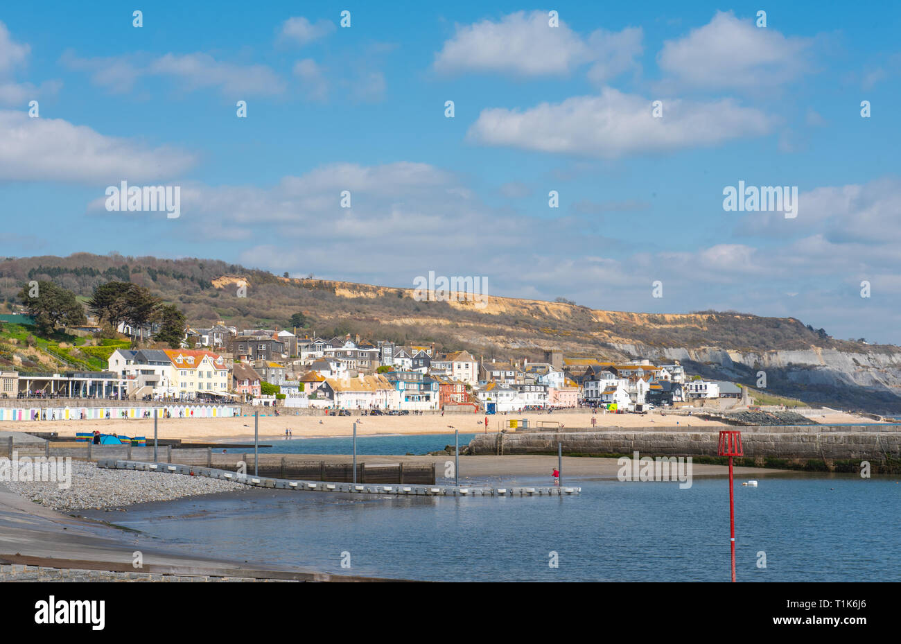 Lyme Regis, Dorset, Großbritannien. 27. März 2019. UK Wetter: Wieder ein Tag der herrlich warmen Sonnenschein und strahlend blauen Himmel an der Küste von Lyme Regis, der Südküste genießt mehr ungewöhnlich hohe Temperaturen im frühen Frühjahr Hitzewelle. Credit: Celia McMahon/Alamy leben Nachrichten Stockfoto