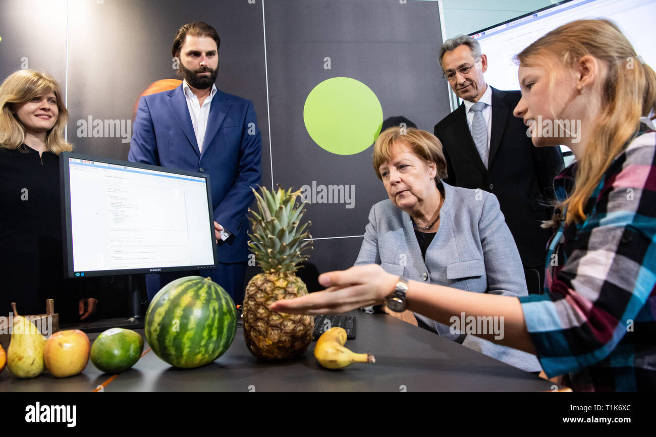 27. März 2019, Berlin: An der Kick-off-Veranstaltung des 19 "Girls' Day" bei der Bundeskanzlei, Bundeskanzlerin Angela Merkel (CDU) spricht zu Berlin student Alina Kühn (r, 14) an verschiedenen Ständen über einen Algorithmus, der Fragen verwendet, um zu bestimmen, welche Frucht ist am besten zu essen. Girls' Day soll Mädchen zu begeistern, die sogenannten MINT-Berufe (Mathematik, Informatik, Naturwissenschaften und Technik). Seit Beginn der Kampagne im Jahr 2001 ins Leben gerufen wurde, mehr als 1,8 Millionen Schülerinnen haben bereits an die Zukunft Tag genommen. Traditionell einen Tag vor dem Girls' Day, der Kanzler öffnet die Stockfoto