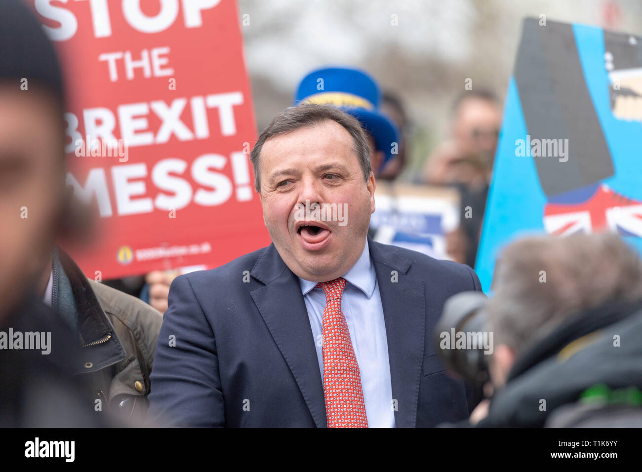 London, Großbritannien. 27. März 2019, Arron Banken, co Gründer von verlassen EU gejagt durch anti Brexit Demonstranten in Westminster, London, Großbritannien. Credit: Ian Davidson/Alamy leben Nachrichten Stockfoto