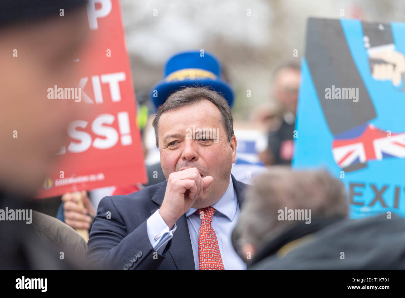 London, Großbritannien. 27. März 2019, Arron Banken, Co Gründer von verlassen EU gejagt durch Demonstranten und Medien in Westminster Credit: Ian Davidson/Alamy leben Nachrichten Stockfoto