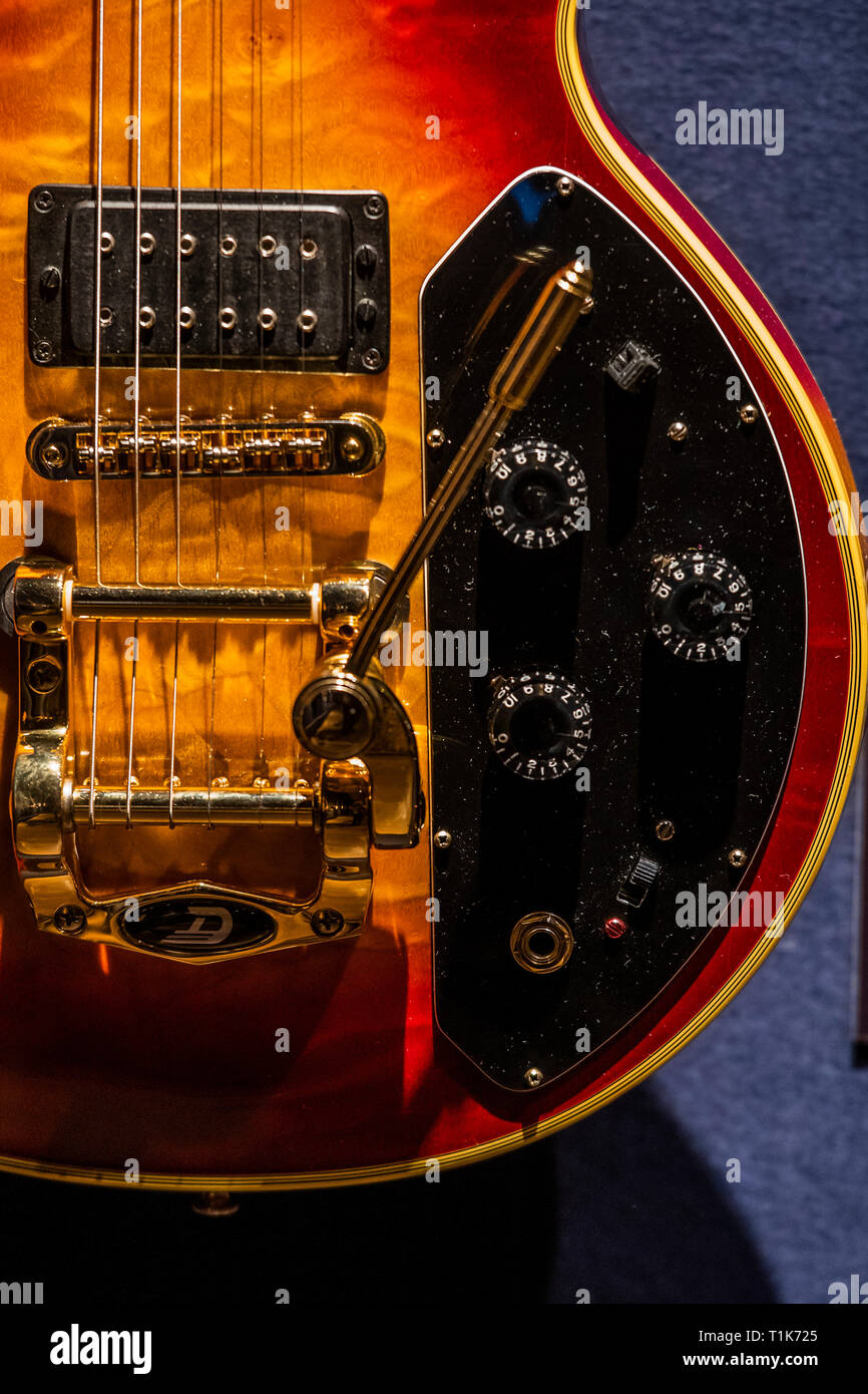 London, Großbritannien. 27. Mär 2019. Gibson Kalamazoo, 1973, est $ 2500-3500 - Christie's eine Vorschau des persönlichen Gitarre Sammlung von Rock'n'Roll Legende David Gilmour, Gitarrist, Sänger und Songwriter von Pink Floyd vorgestellt. Es bot die Gelegenheit zu sehen, die 120 + Gitarre Highlights verkauft, mit dem Erlös Nächstenliebe zu fördern. Die Ausstellung wird für die Öffentlichkeit vom 27. bis 31. März 2019. Credit: Guy Bell/Alamy leben Nachrichten Stockfoto