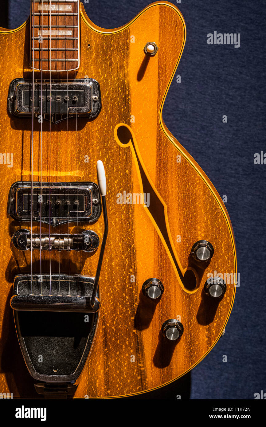 London, Großbritannien. 27. Mär 2019. Kotflügel Fullerton, 1967, est $ 3-5 k - Christie's präsentiert eine Vorschau der persönlichen Gitarre Sammlung von Rock'n'Roll Legende David Gilmour, Gitarrist, Sänger und Songwriter von Pink Floyd. Es bot die Gelegenheit zu sehen, die 120 + Gitarre Highlights verkauft, mit dem Erlös Nächstenliebe zu fördern. Die Ausstellung wird für die Öffentlichkeit vom 27. bis 31. März 2019. Credit: Guy Bell/Alamy leben Nachrichten Stockfoto